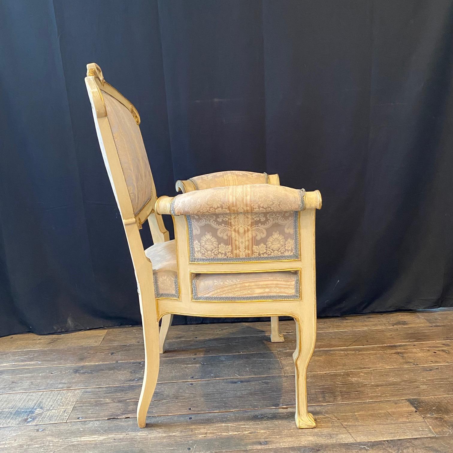 Paire de fauteuils club italiens Art Nouveau dorés à l'or et crème  en vente 3