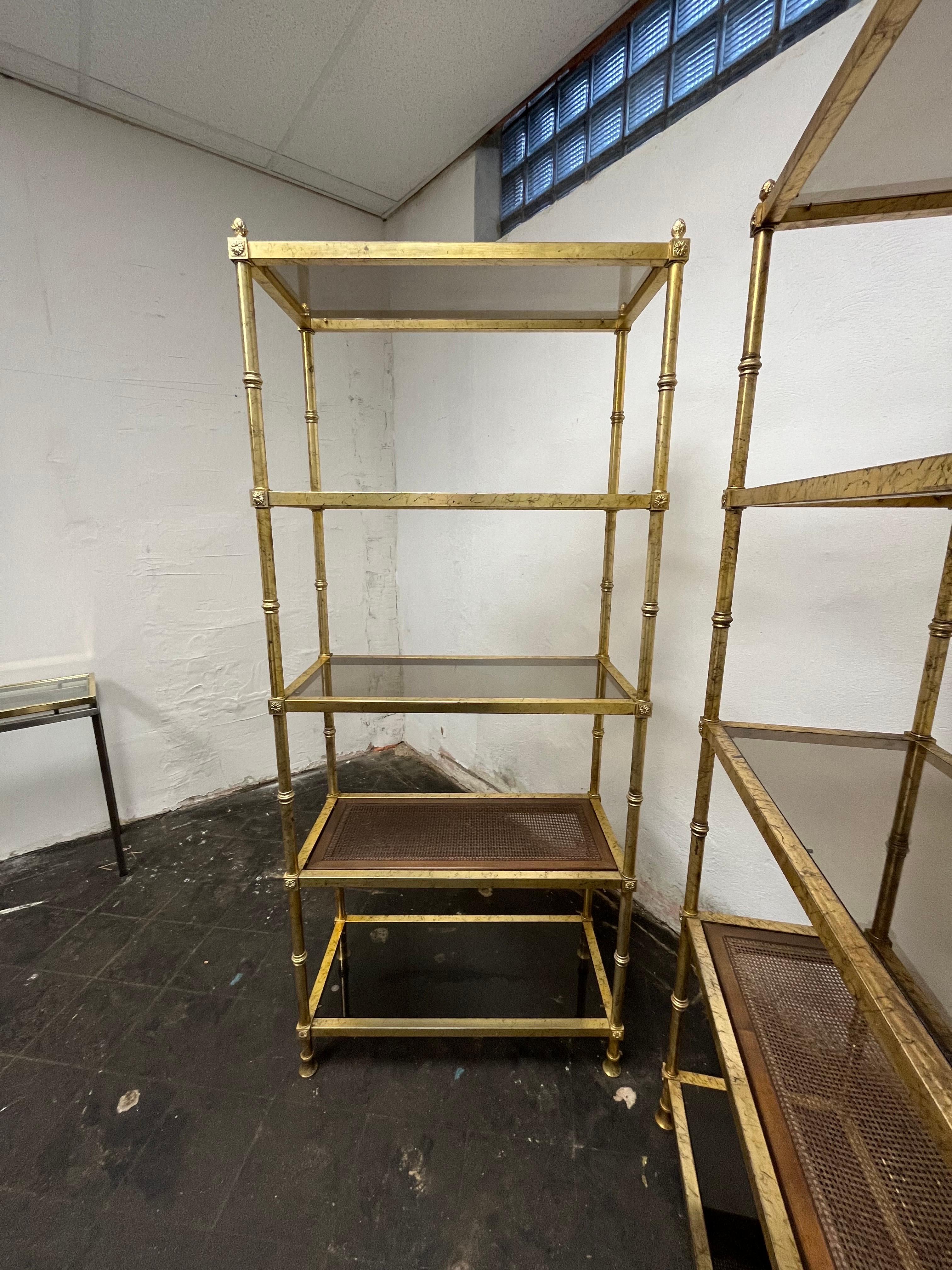 Pareja de estanterías italianas doradas Étagères Dorado en venta