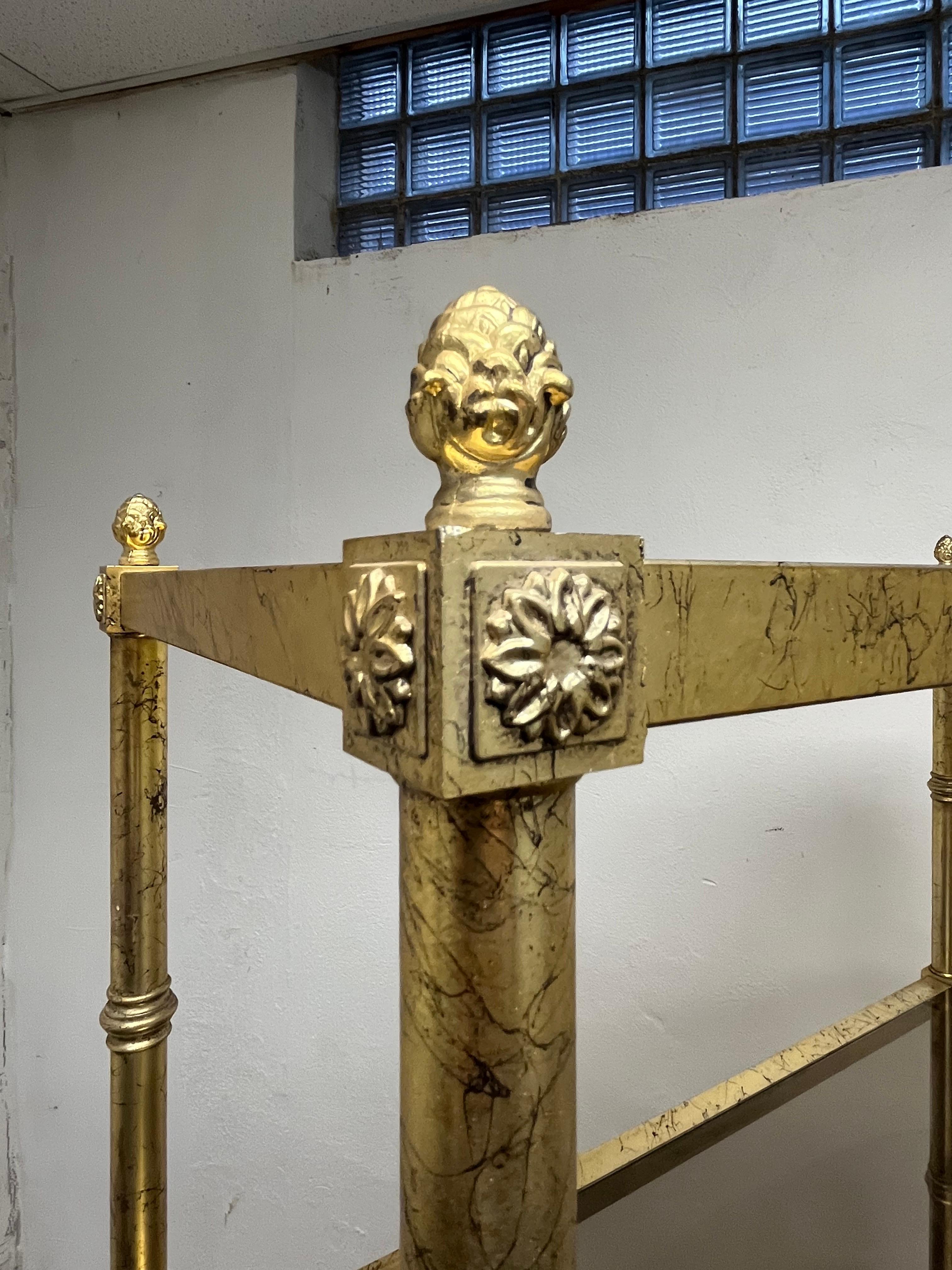 Pareja de estanterías italianas doradas Étagères siglo XX en venta