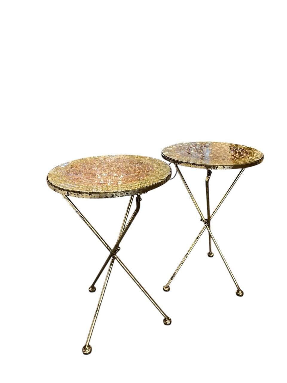 Paire de tables d'appoint italiennes en mosaïque de verre pliée en or. A partir du milieu du 20ème siècle. Il y a quelques pertes au niveau de la dorure, comme indiqué, et quelques carreaux du bord extérieur manquent, ce qui ne nuit pas à l'aspect