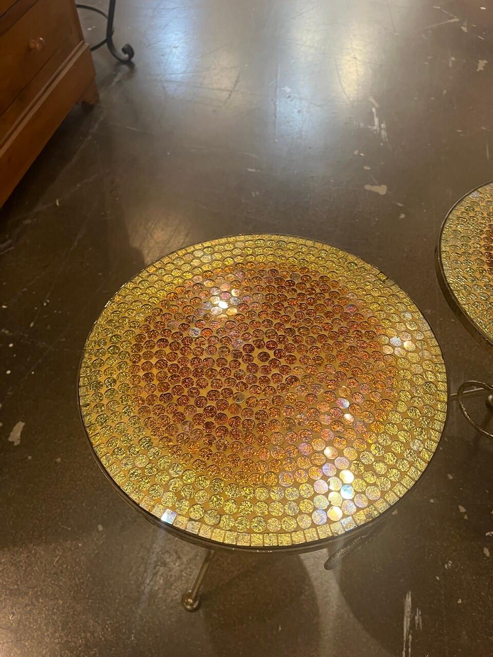Hollywood Regency Paire de tables d'appoint italiennes en mosaïque pliante et dorée en vente