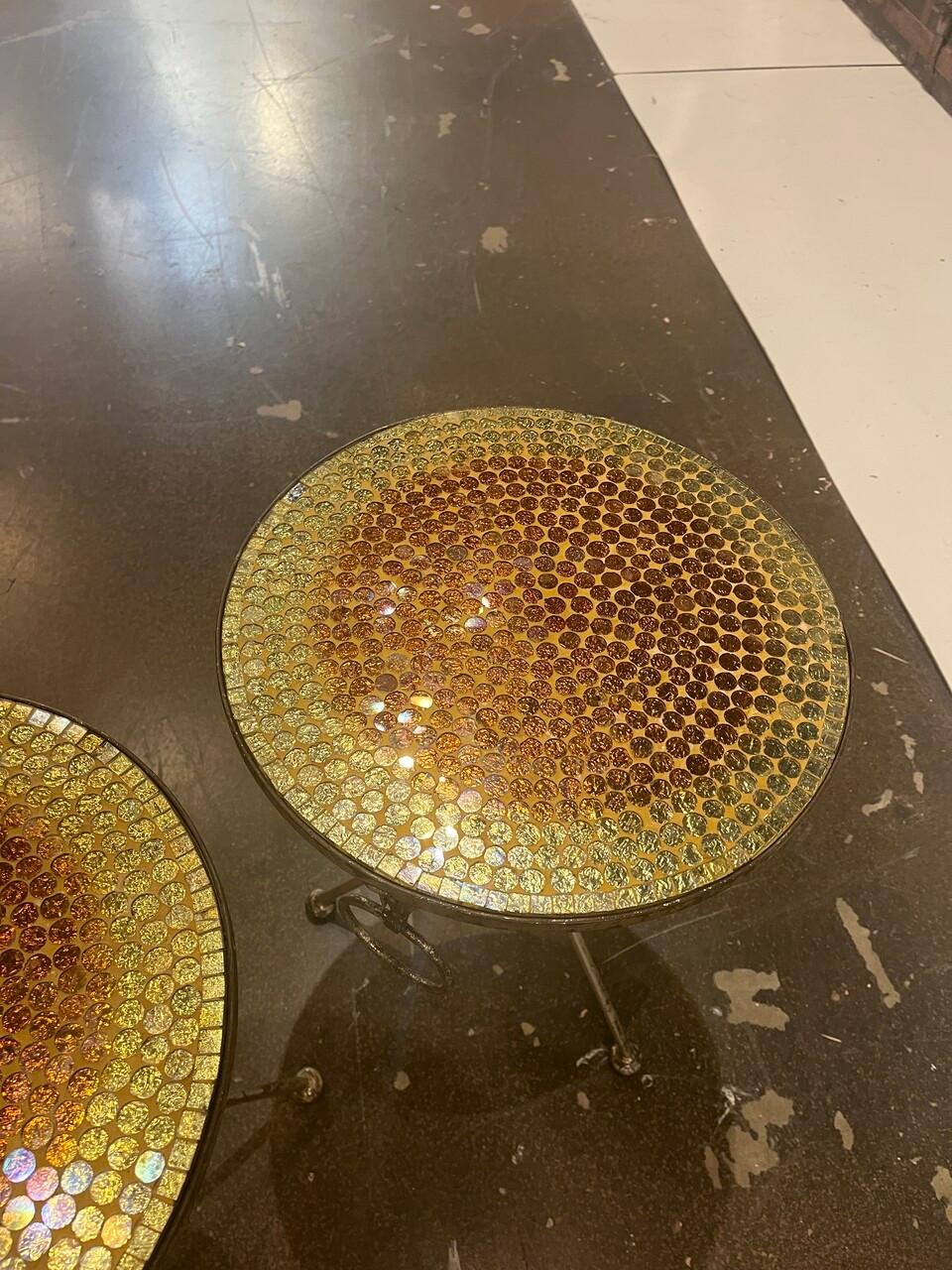Doré Paire de tables d'appoint italiennes en mosaïque pliante et dorée en vente