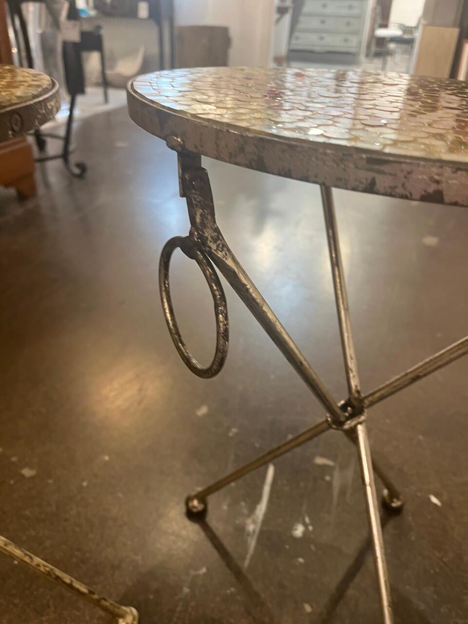 Paire de tables d'appoint italiennes en mosaïque pliante et dorée Bon état - En vente à Houston, TX