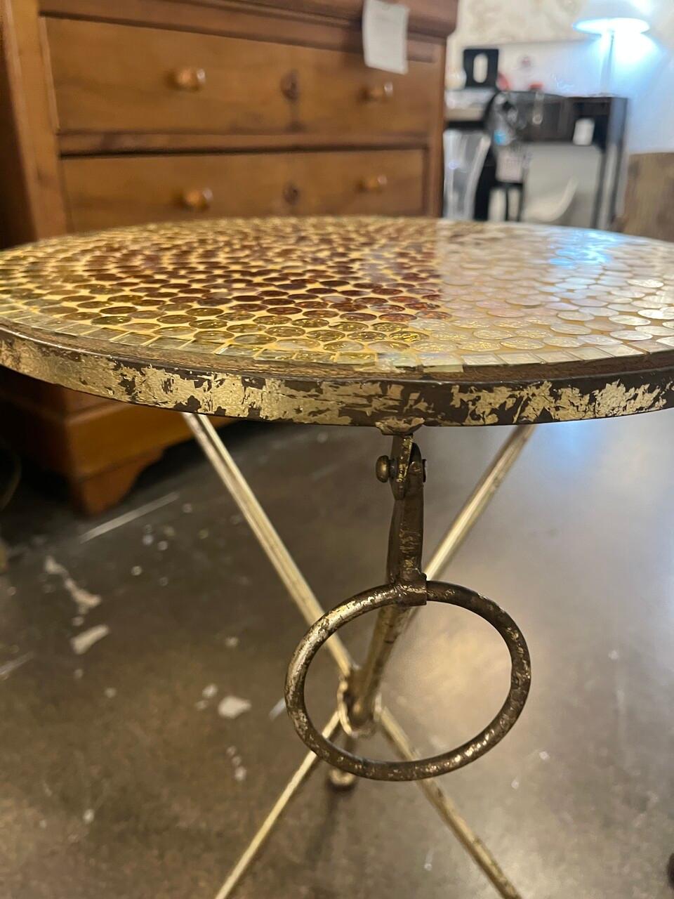 20ième siècle Paire de tables d'appoint italiennes en mosaïque pliante et dorée en vente