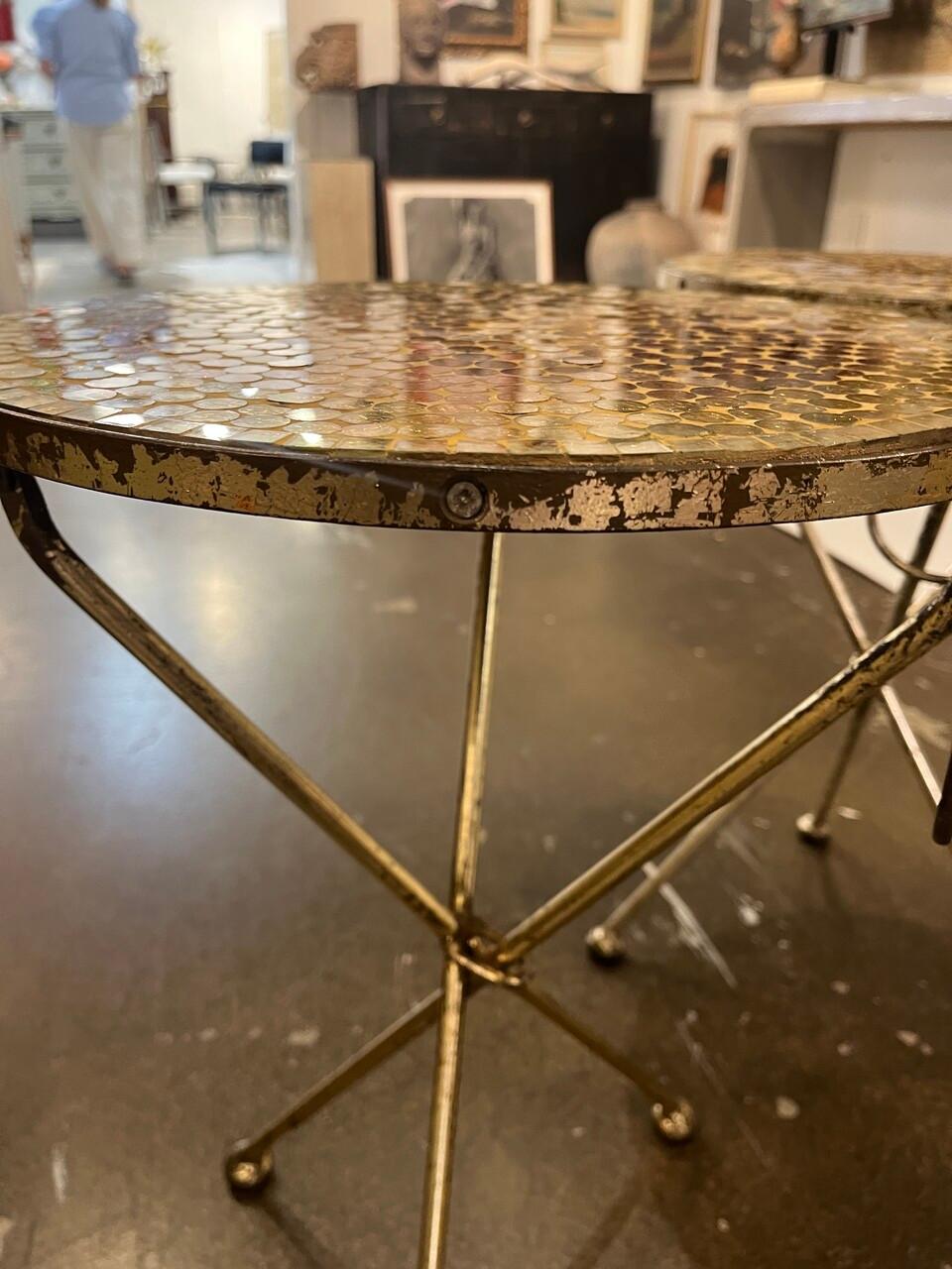 Paire de tables d'appoint italiennes en mosaïque pliante et dorée en vente 2