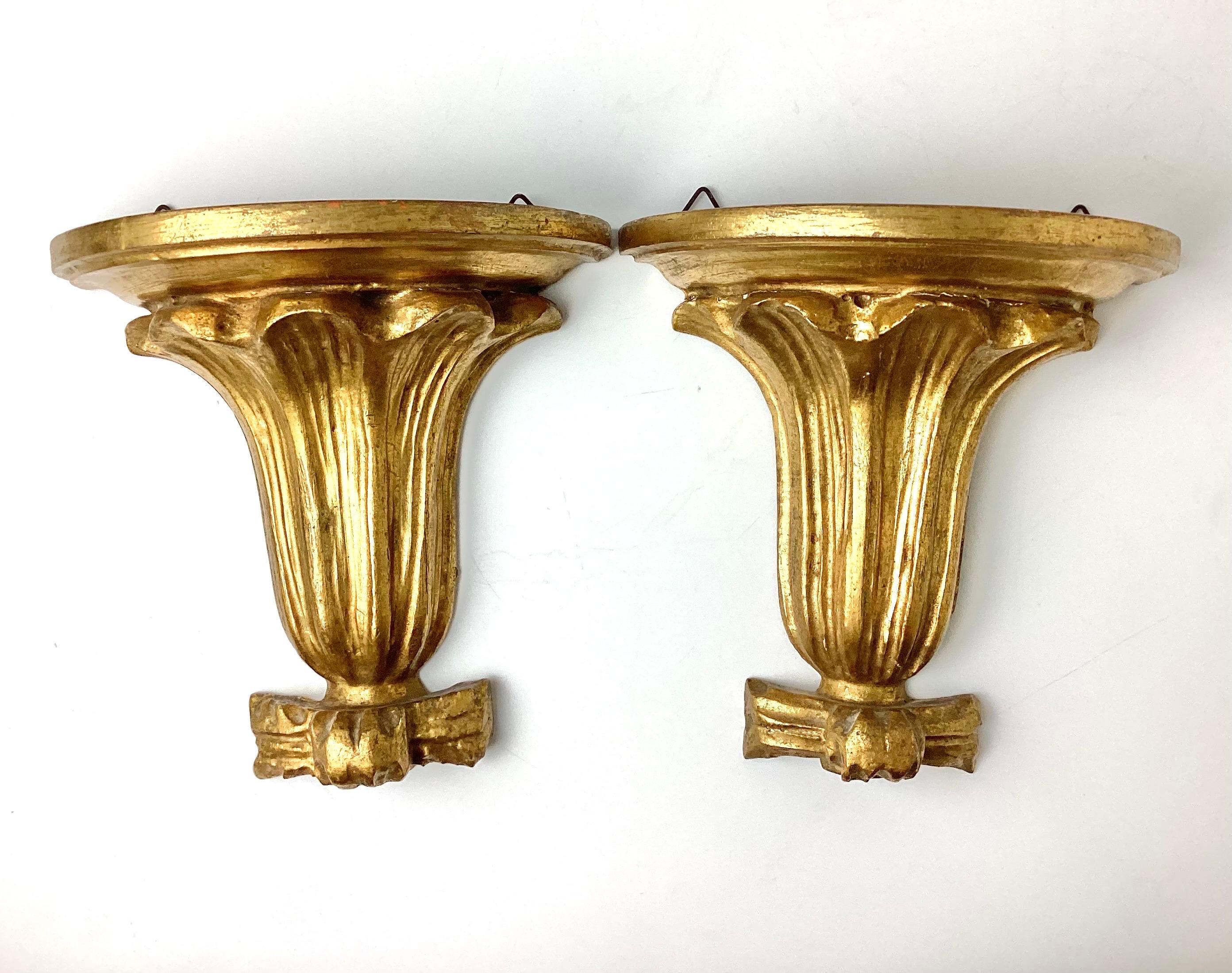 A beautiful pair of small Italian gold gilt wall shelf bracket with bow motif and acanthus leaf design, circa mid-20th century, Italy. Hand carved and finished with gold gilt over plaster and wood. Hard to read but marked made in Italy and the