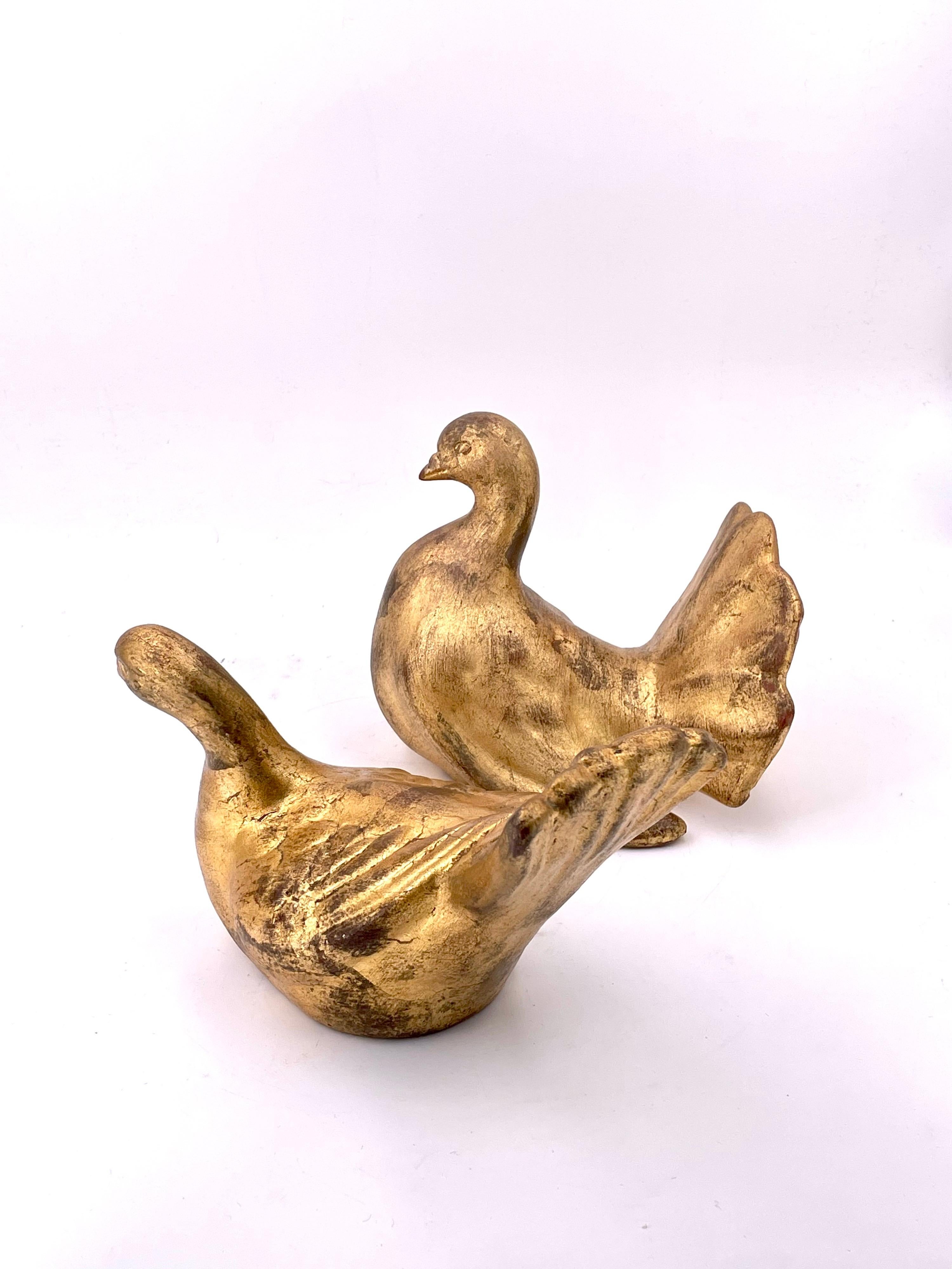 Hollywood Regency Paire de sculptures/figurines italiennes en céramique Guilde de colombes en or en vente