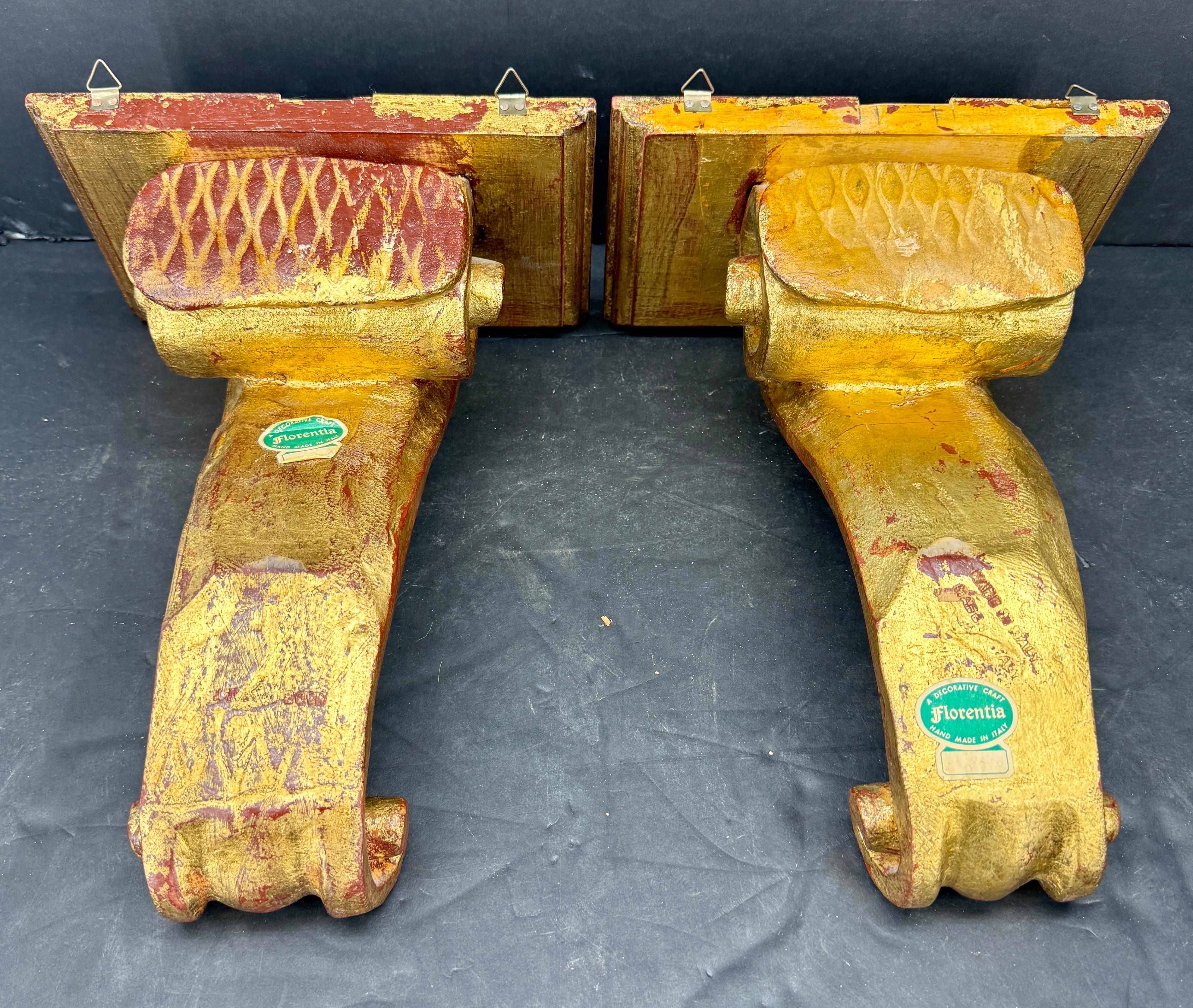 Pareja de repisas o ménsulas italianas de acanto de madera dorada en venta 2