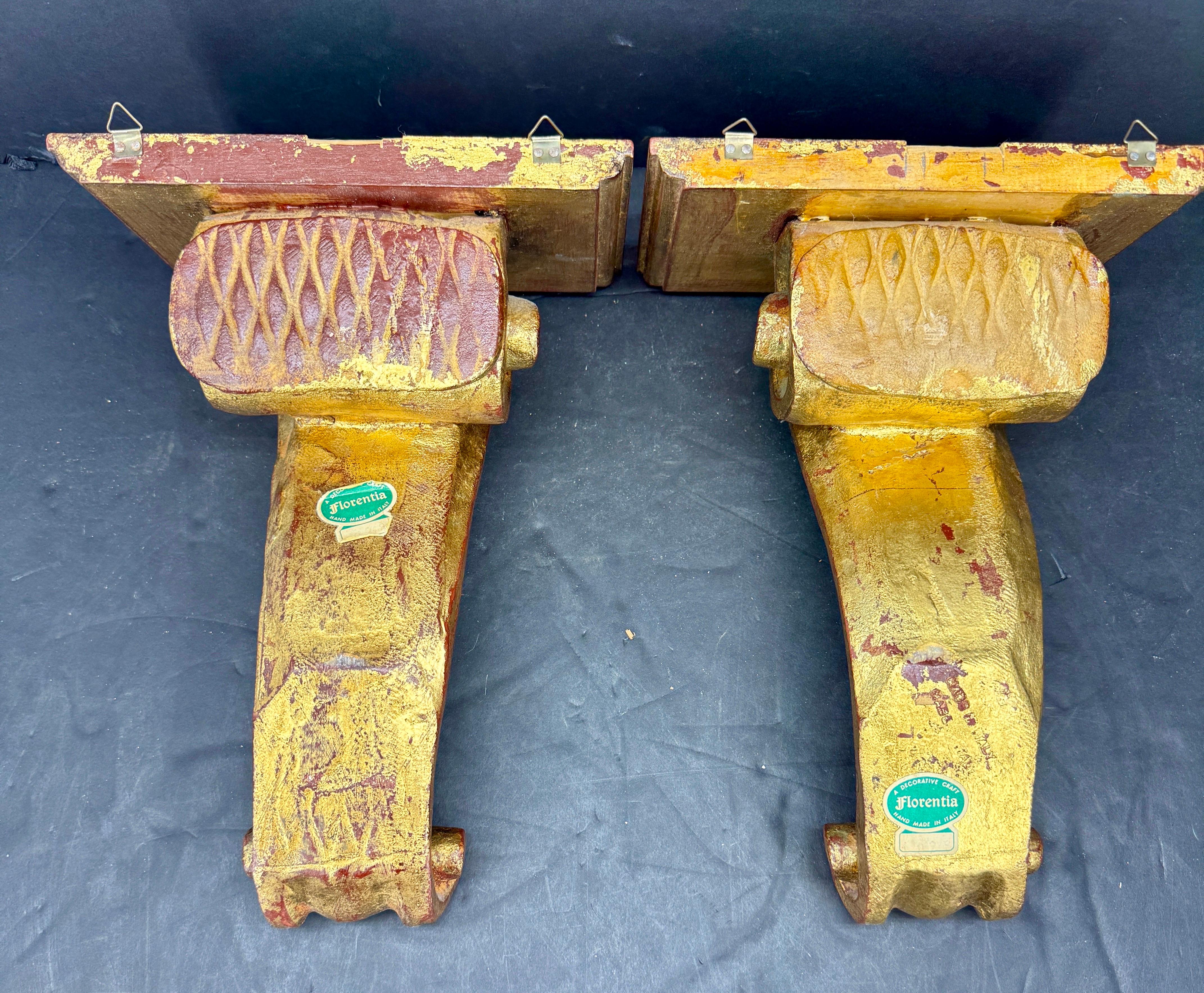 Pareja de repisas o ménsulas italianas de acanto de madera dorada en venta 3