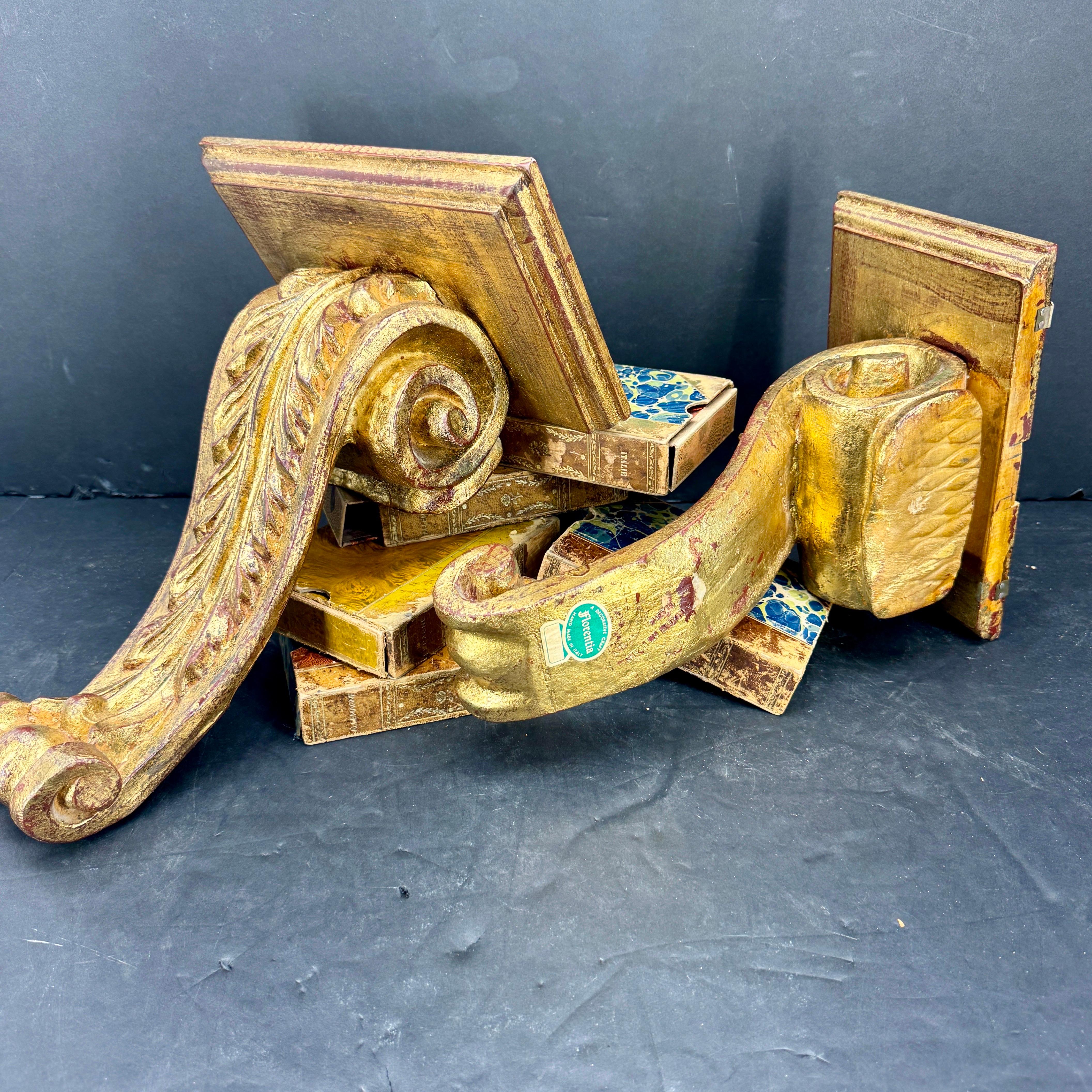 Pareja de repisas o ménsulas italianas de acanto de madera dorada en venta 6