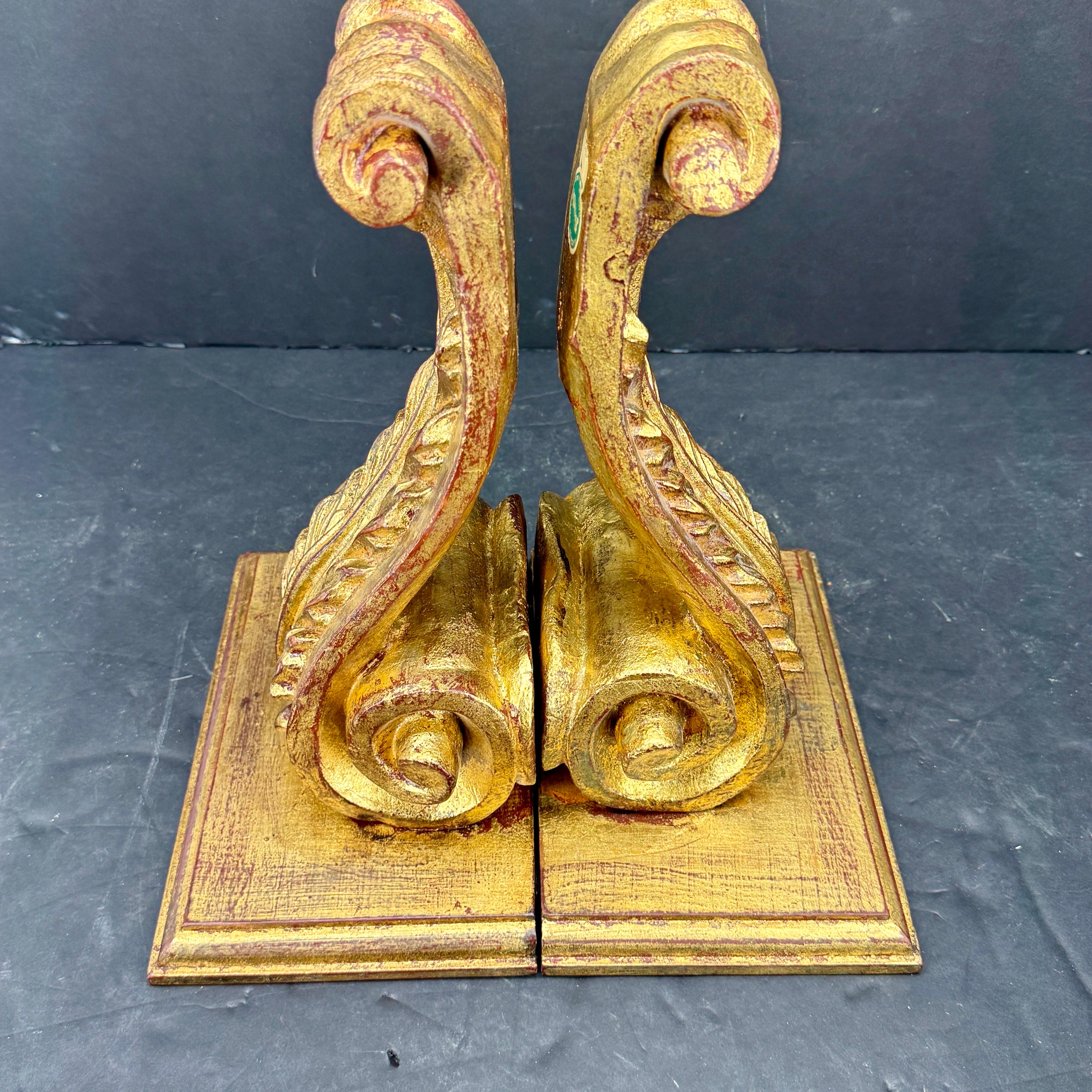 Pareja de repisas o ménsulas italianas de acanto de madera dorada en venta 9