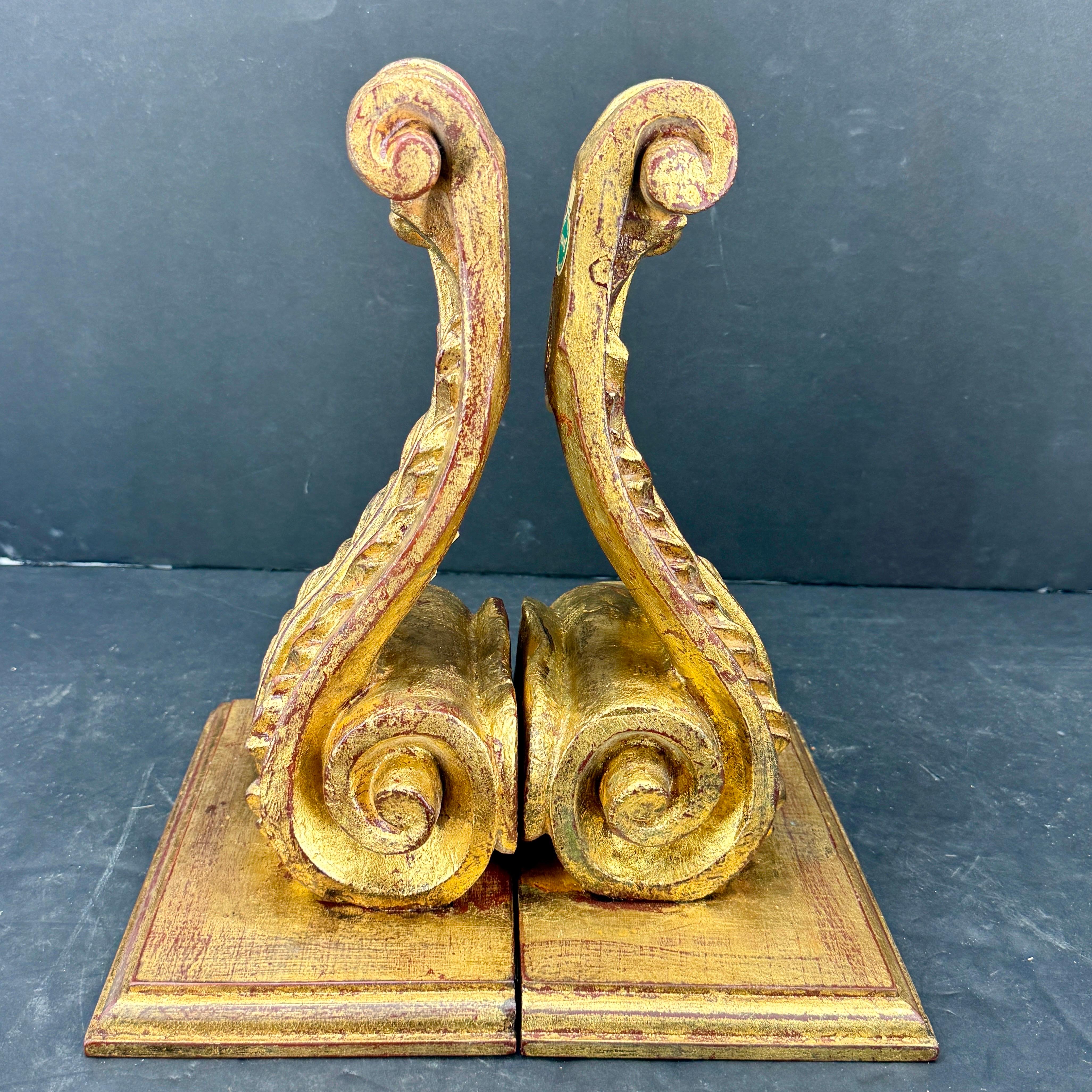 Pareja de repisas o ménsulas italianas de acanto de madera dorada en venta 10