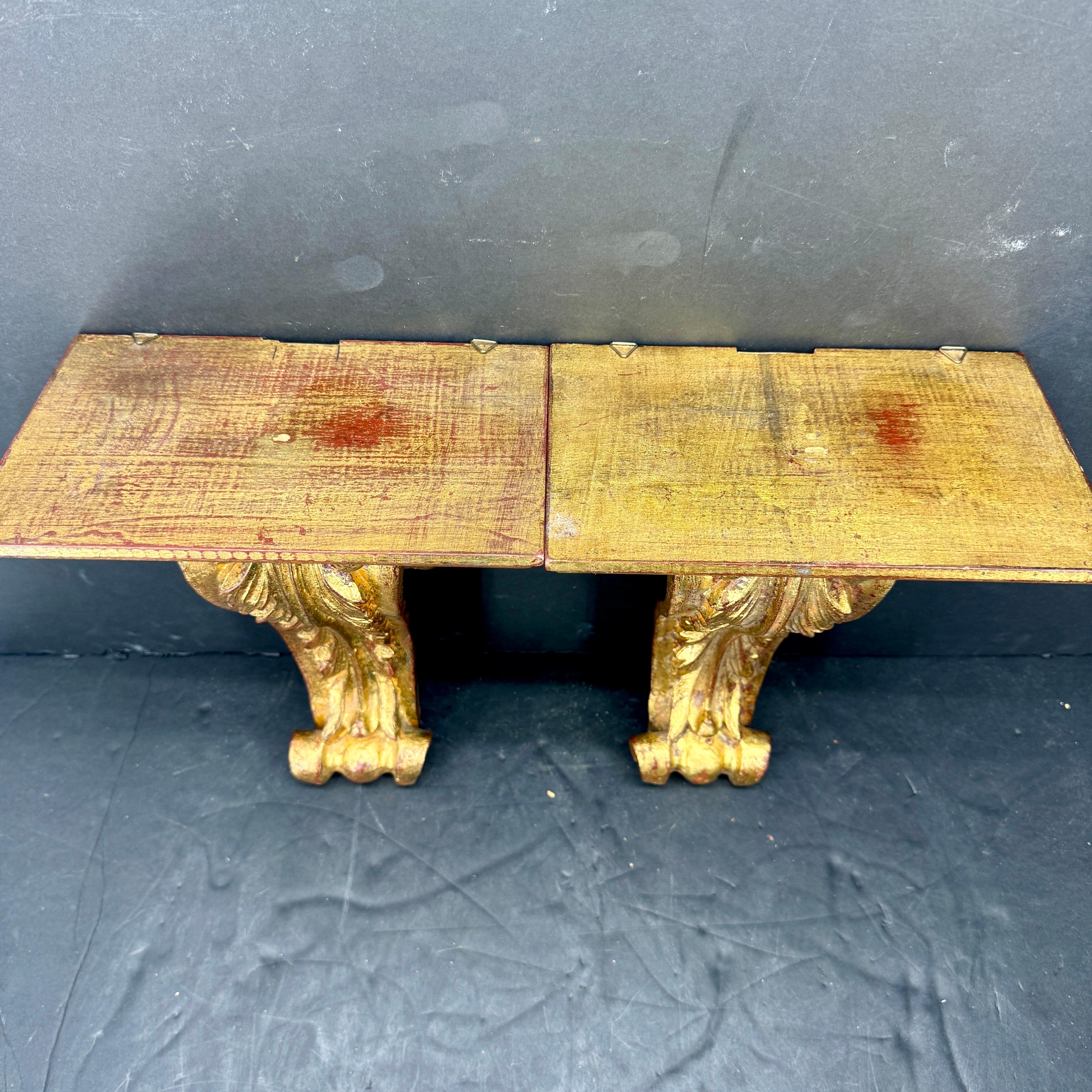 Pareja de repisas o ménsulas italianas de acanto de madera dorada en venta 12