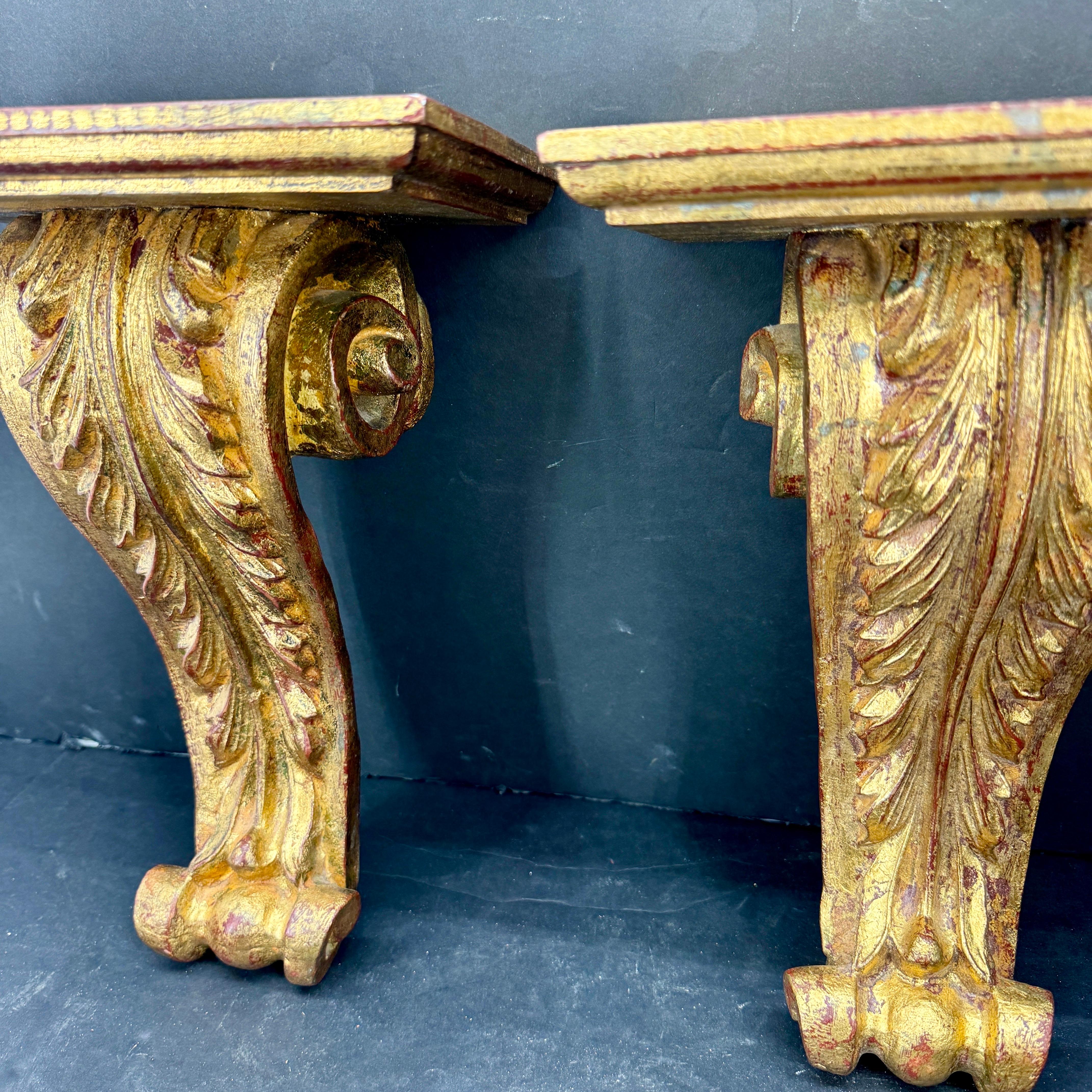 Pareja de repisas o ménsulas italianas de acanto de madera dorada siglo XX en venta