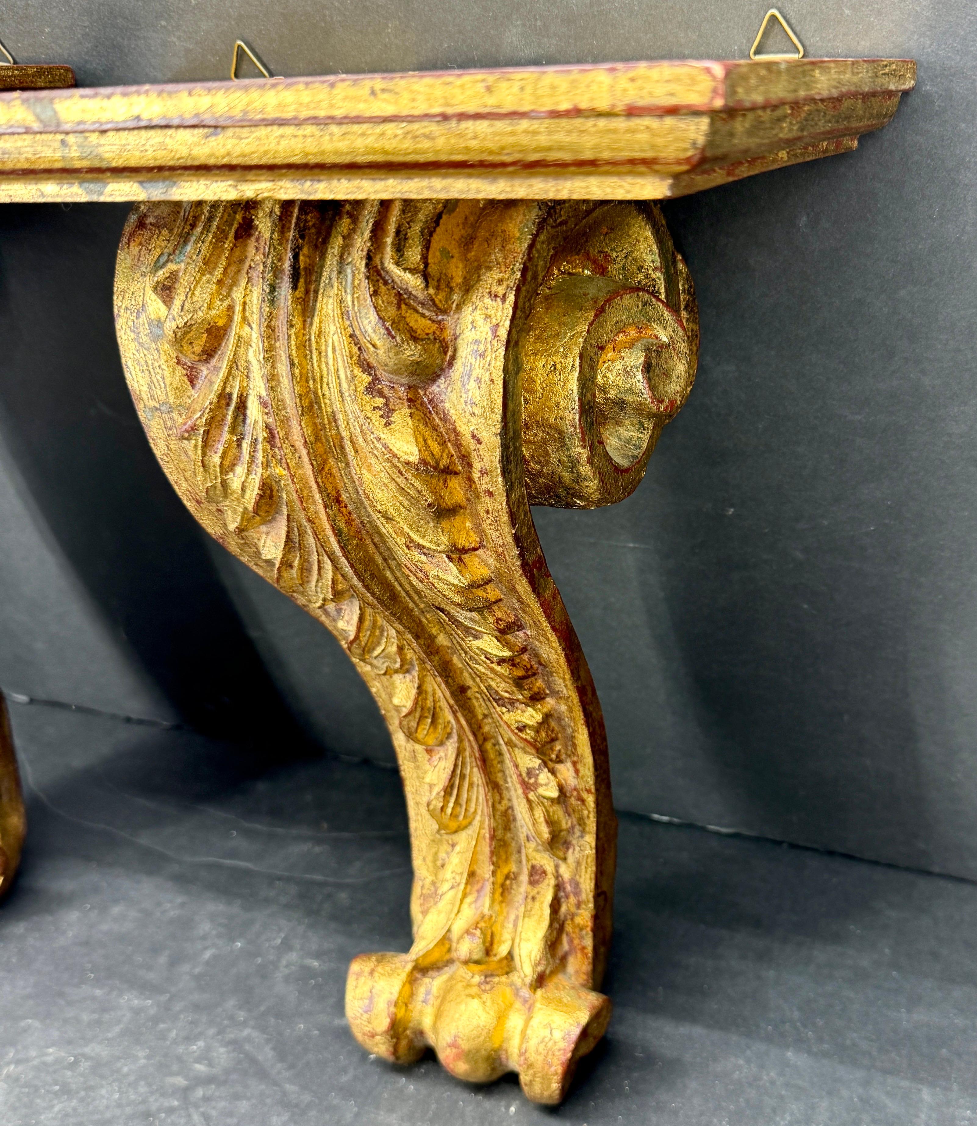 Pareja de repisas o ménsulas italianas de acanto de madera dorada Hoja de oro en venta