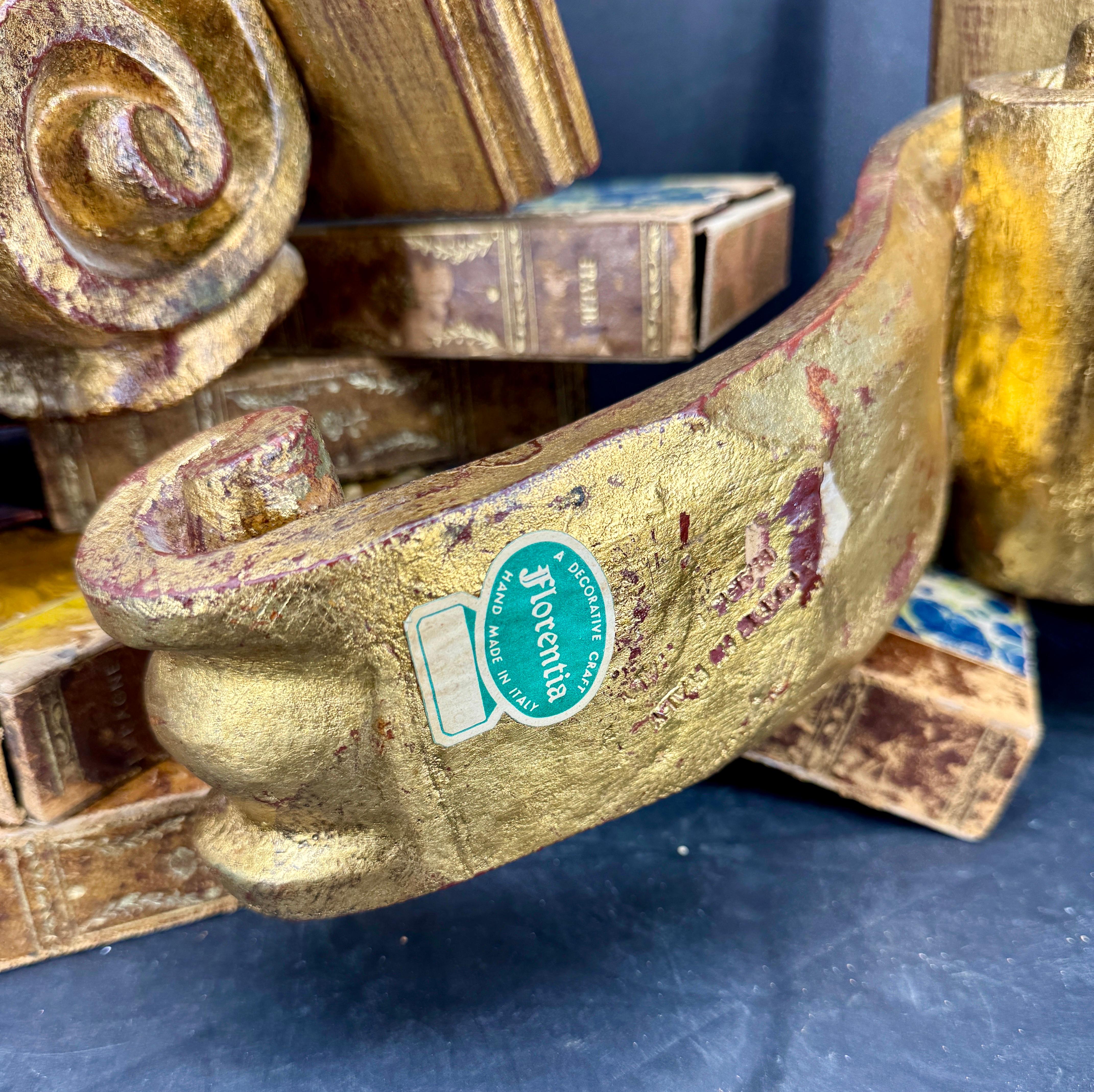 Pareja de repisas o ménsulas italianas de acanto de madera dorada en venta 1