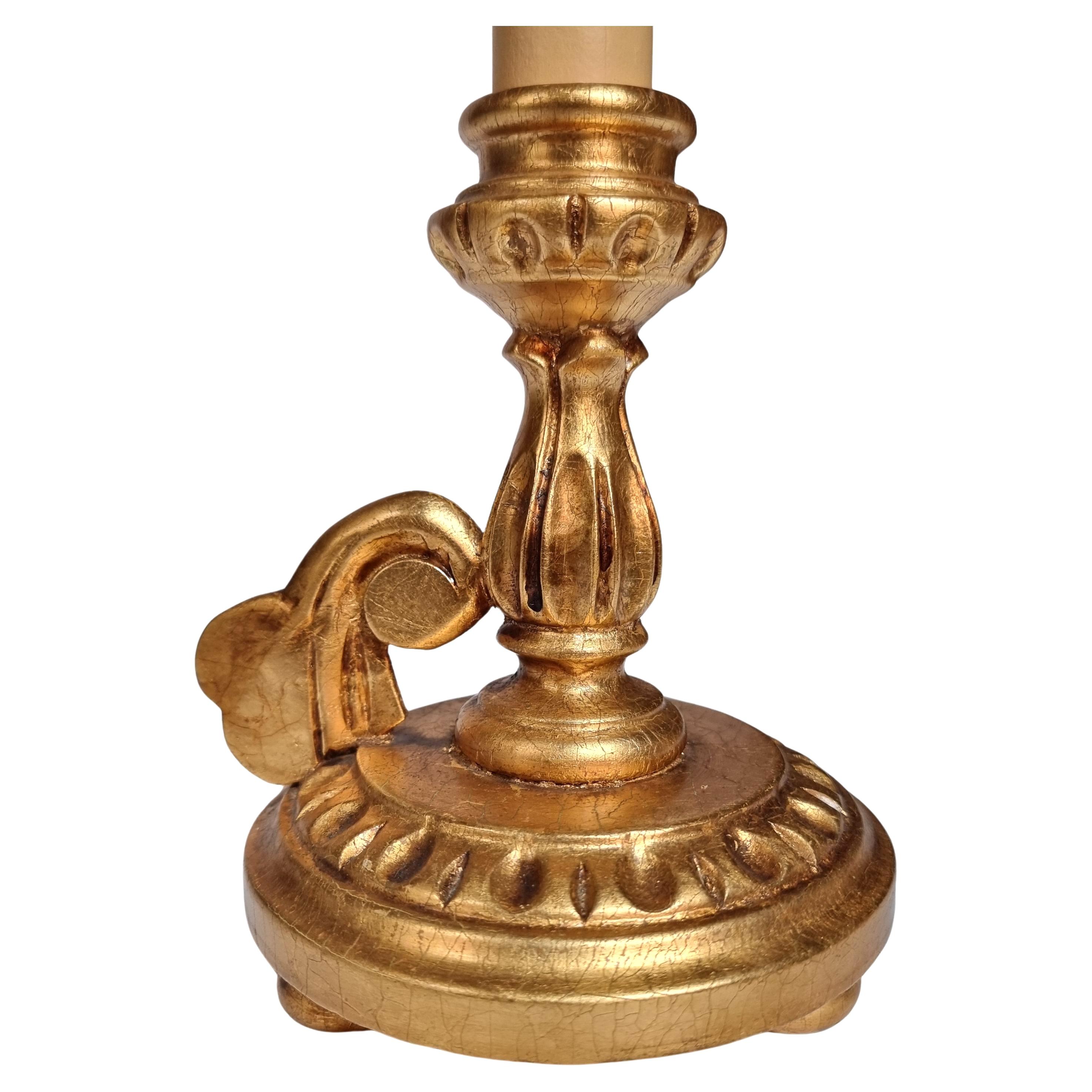 Paar italienische Blattgold-Holz-Kerzenständer-Tischlampen mit Fortuny-Lampenschirmen im Angebot 2