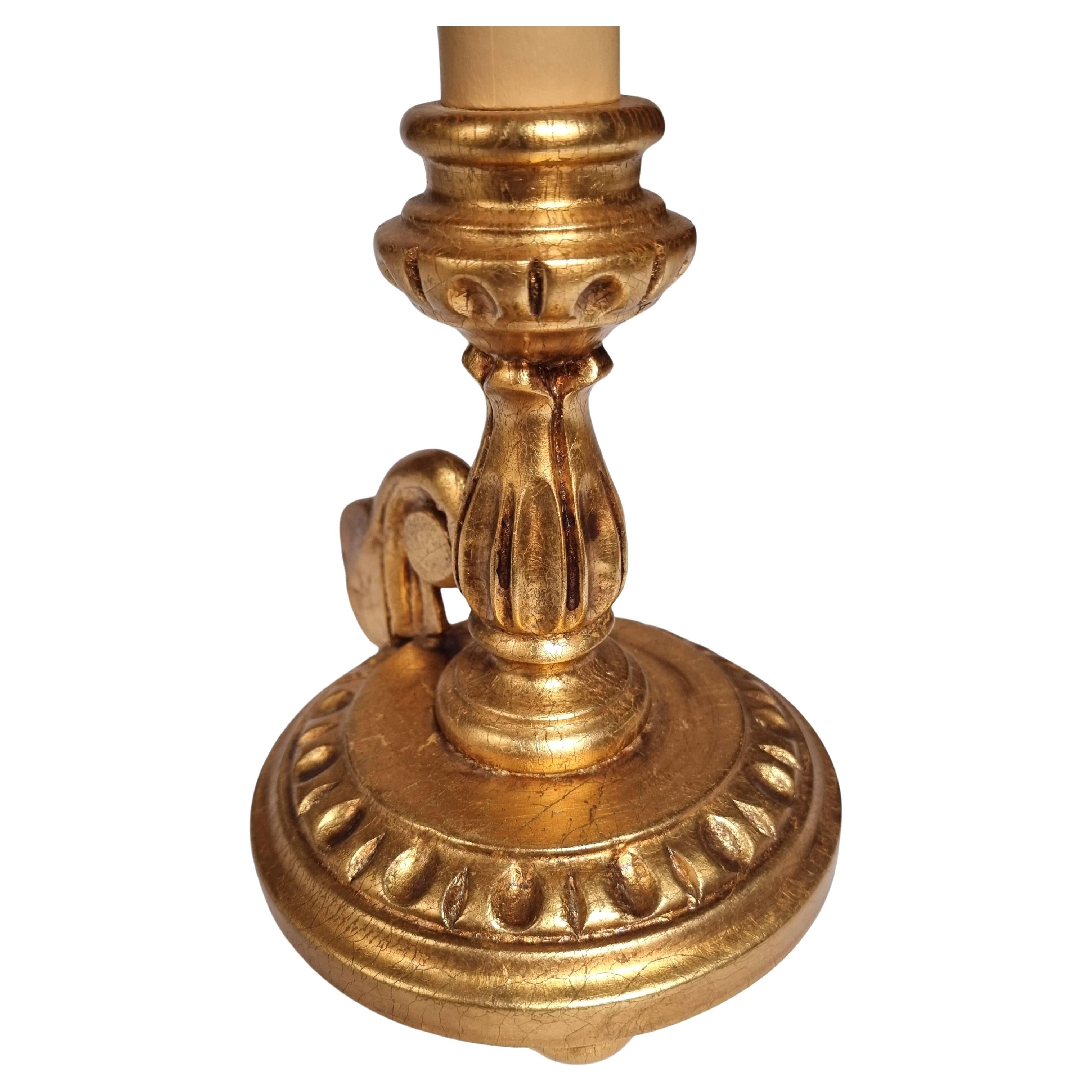 Paar italienische Blattgold-Holz-Kerzenständer-Tischlampen mit Fortuny-Lampenschirmen im Angebot 3