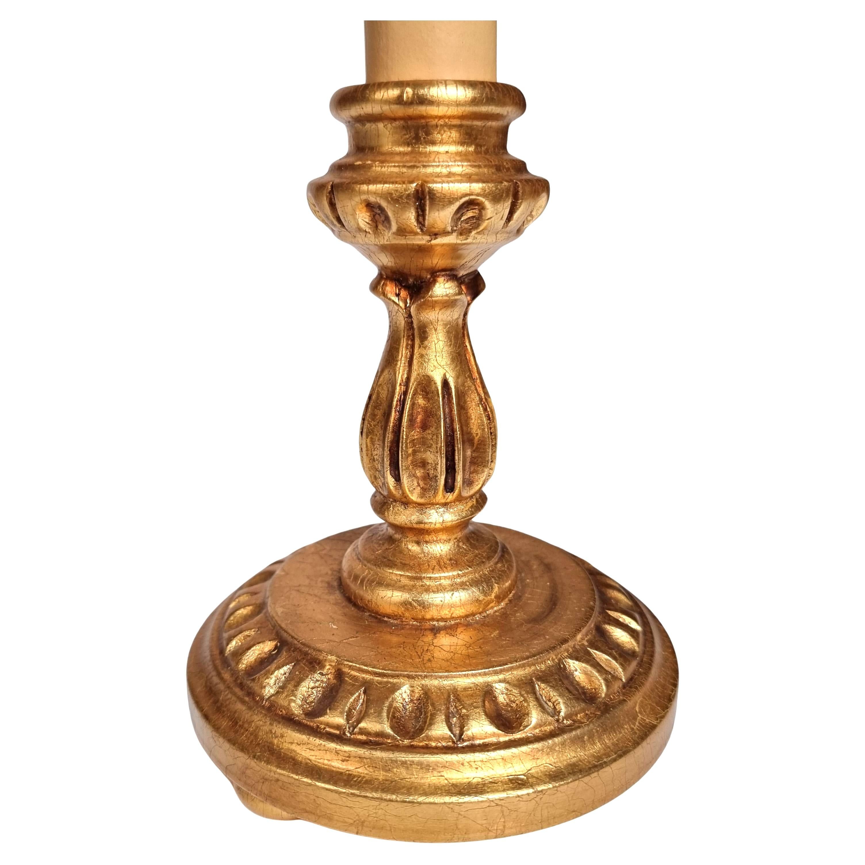 Paar italienische Blattgold-Holz-Kerzenständer-Tischlampen mit Fortuny-Lampenschirmen im Angebot 4