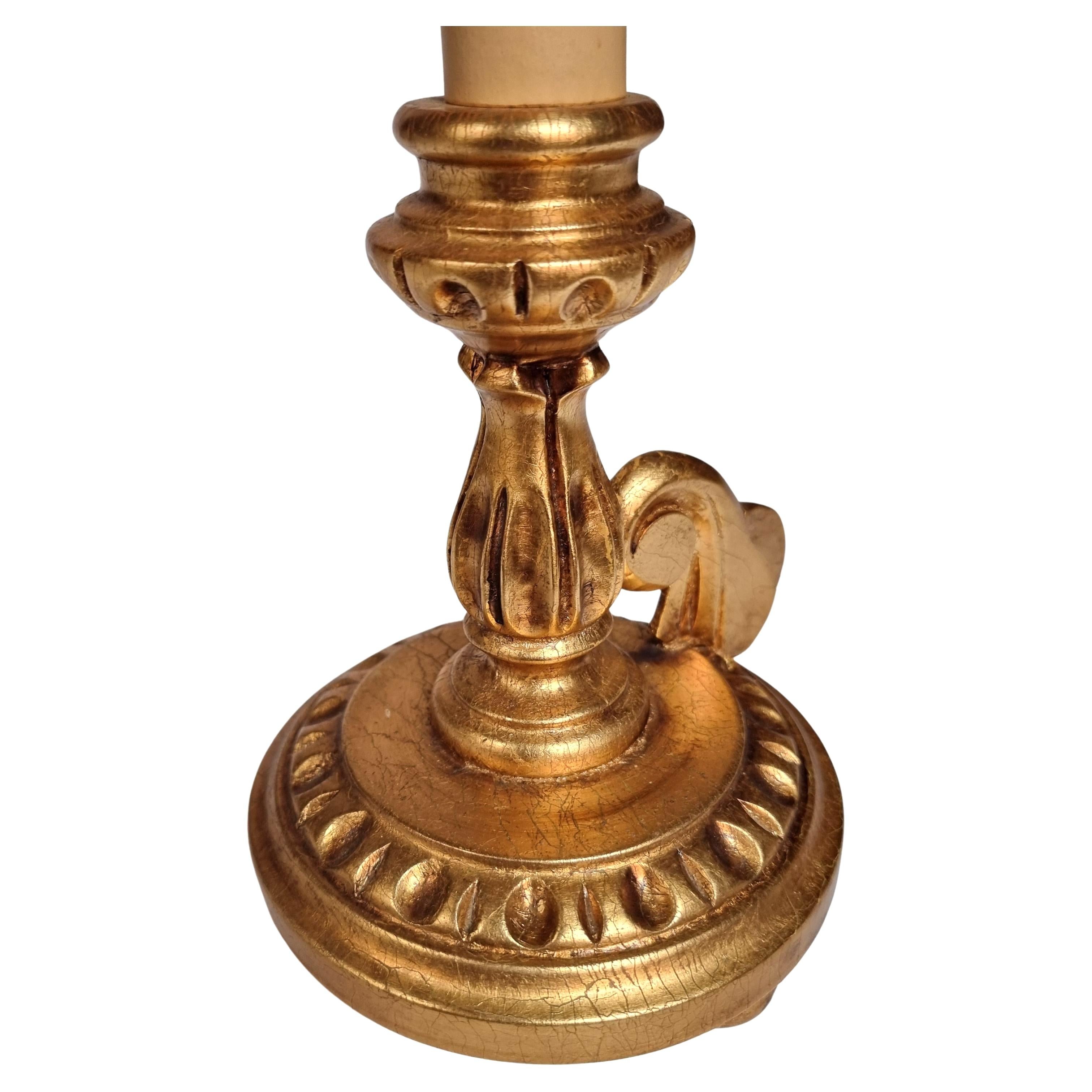 Paar italienische Blattgold-Holz-Kerzenständer-Tischlampen mit Fortuny-Lampenschirmen im Angebot 5