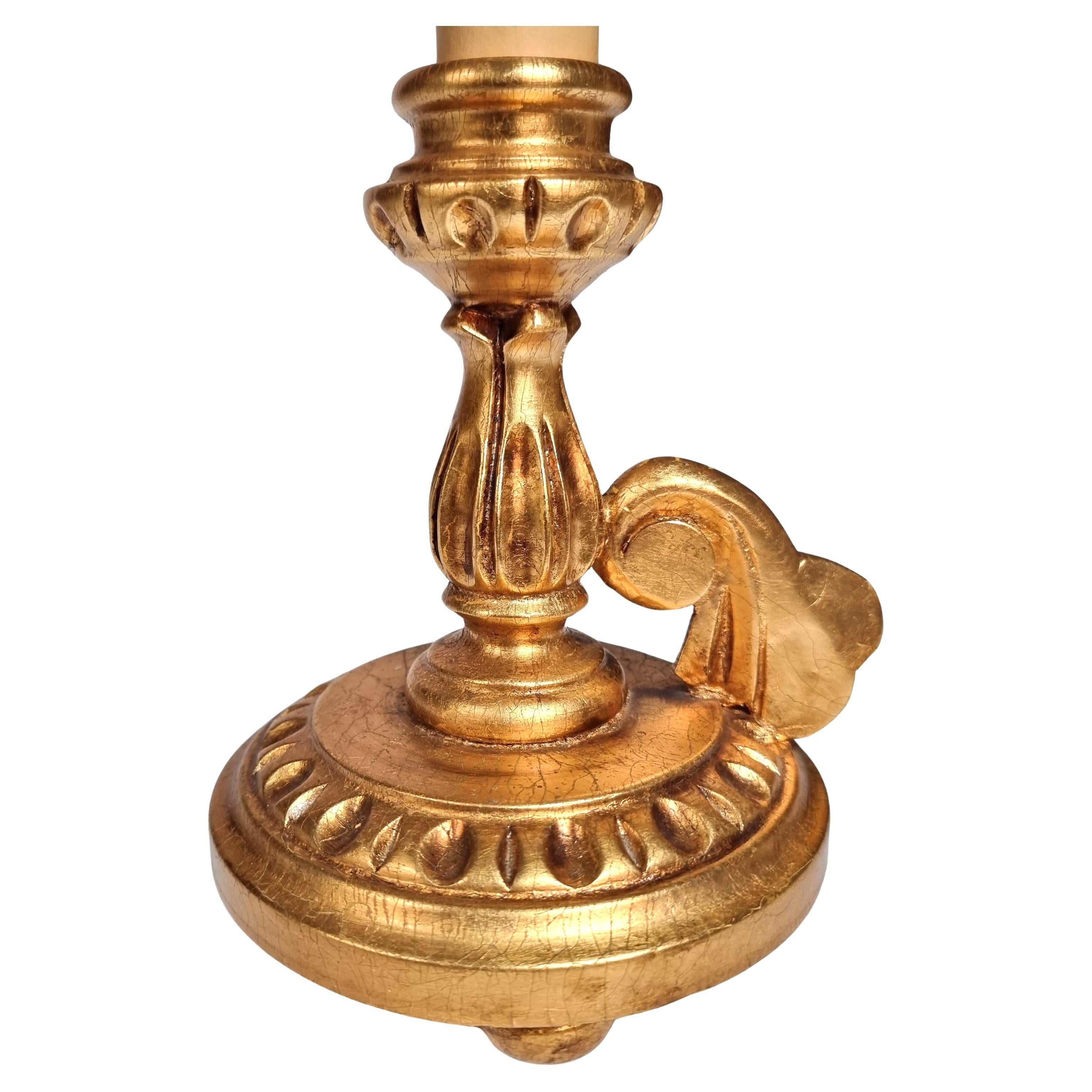 Paar italienische Blattgold-Holz-Kerzenständer-Tischlampen mit Fortuny-Lampenschirmen im Angebot 6