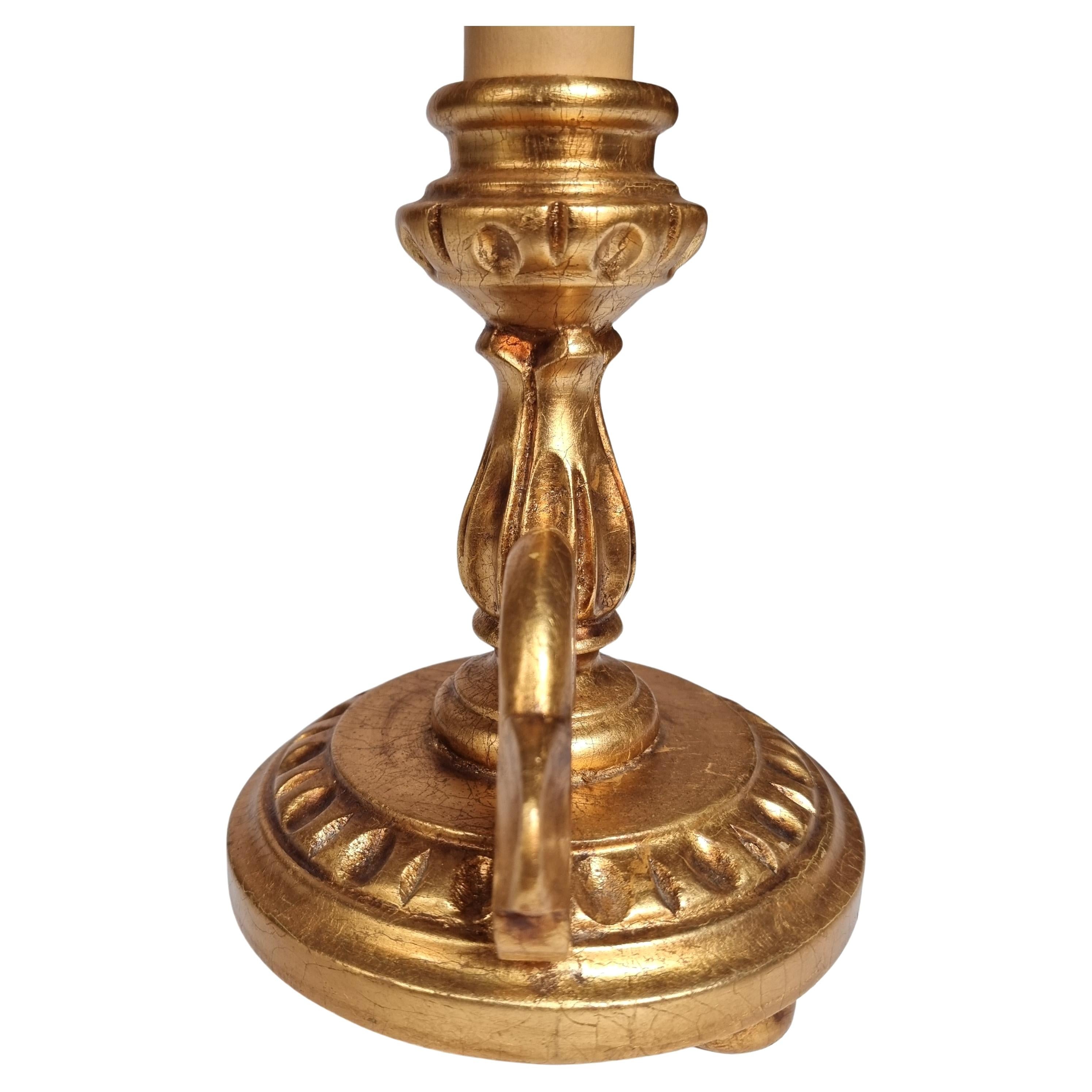 Paar italienische Blattgold-Holz-Kerzenständer-Tischlampen mit Fortuny-Lampenschirmen im Angebot 7