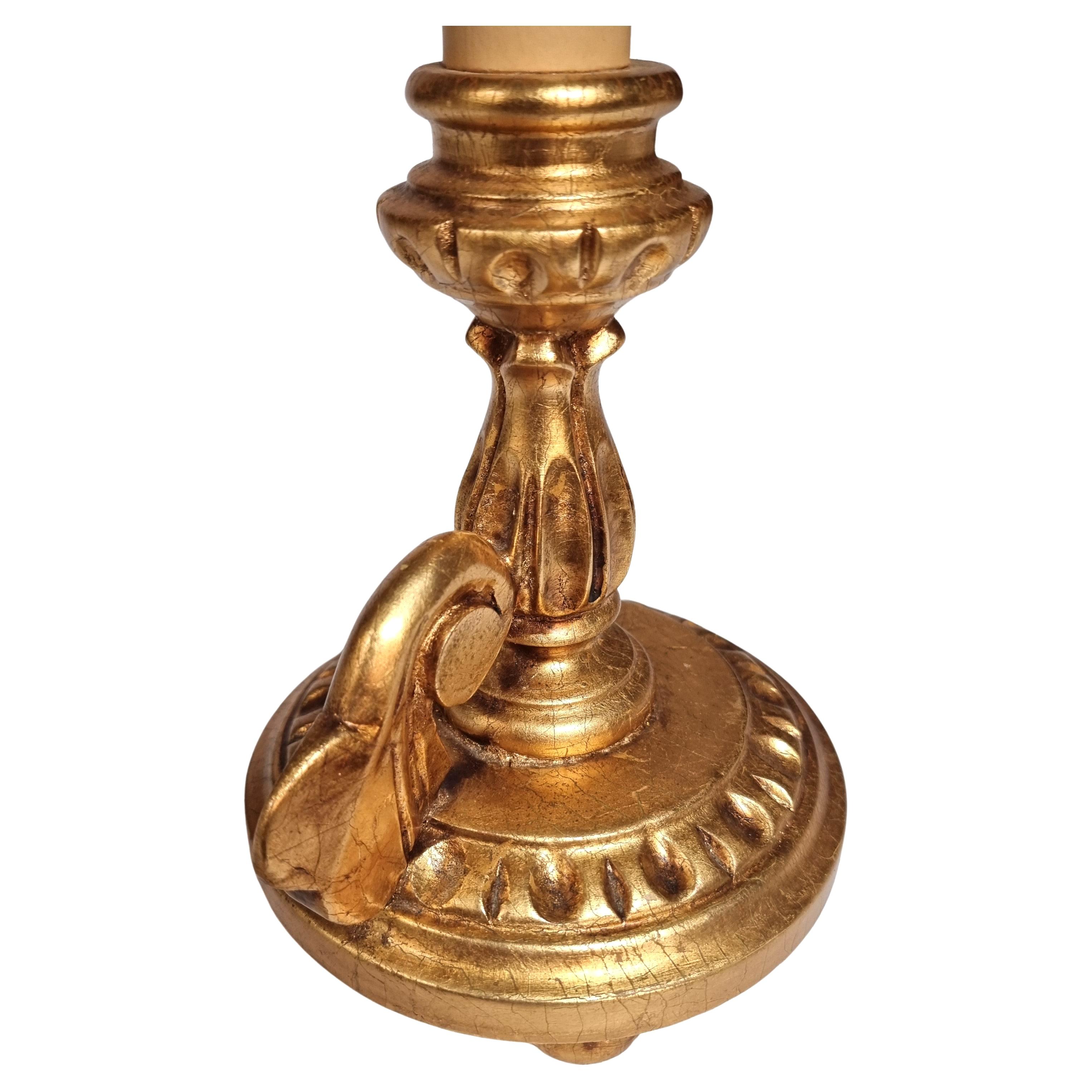 Paar italienische Blattgold-Holz-Kerzenständer-Tischlampen mit Fortuny-Lampenschirmen im Angebot 8