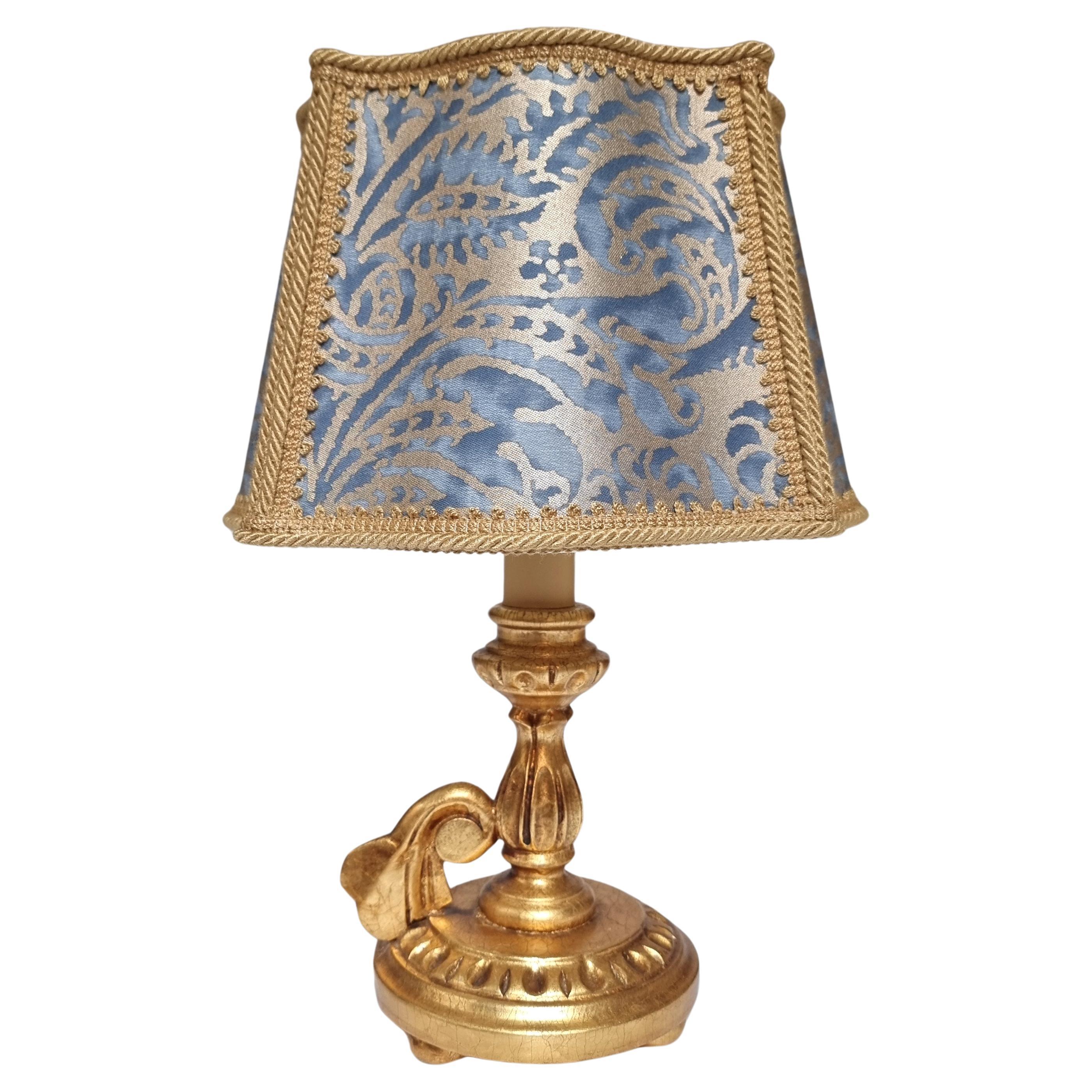Paar italienische Blattgold-Holz-Kerzenständer-Tischlampen mit Fortuny-Lampenschirmen (Neoklassisch) im Angebot