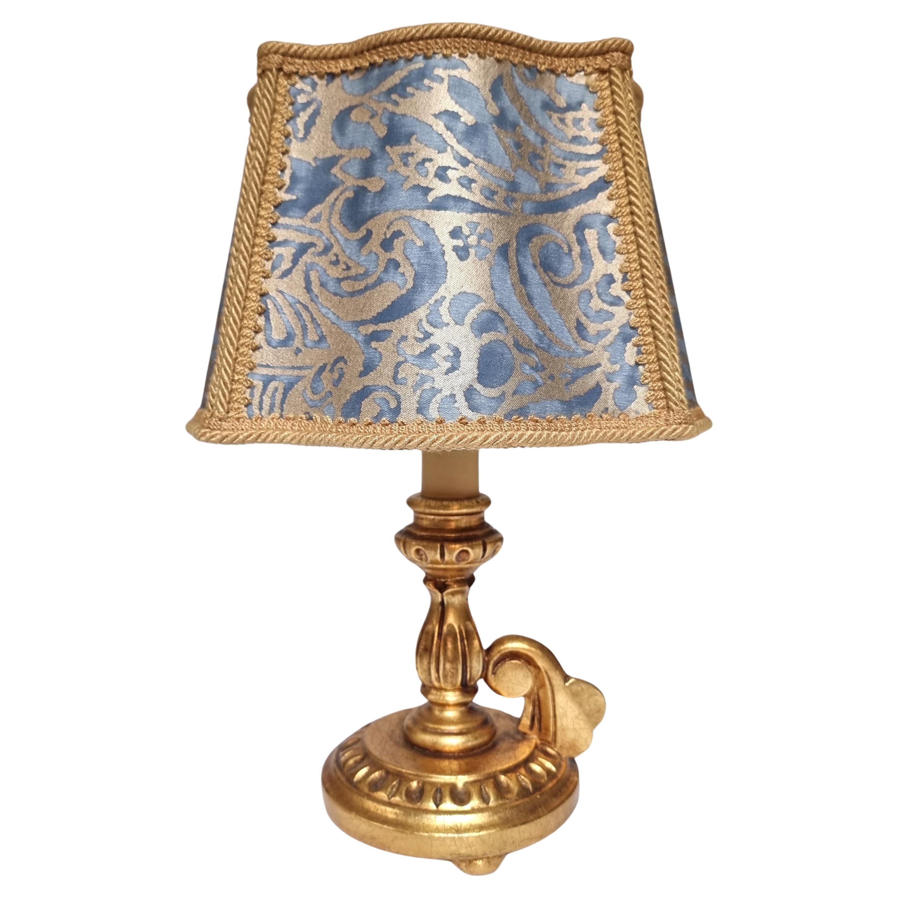 Paar italienische Blattgold-Holz-Kerzenständer-Tischlampen mit Fortuny-Lampenschirmen im Zustand „Gut“ im Angebot in Venezia, IT