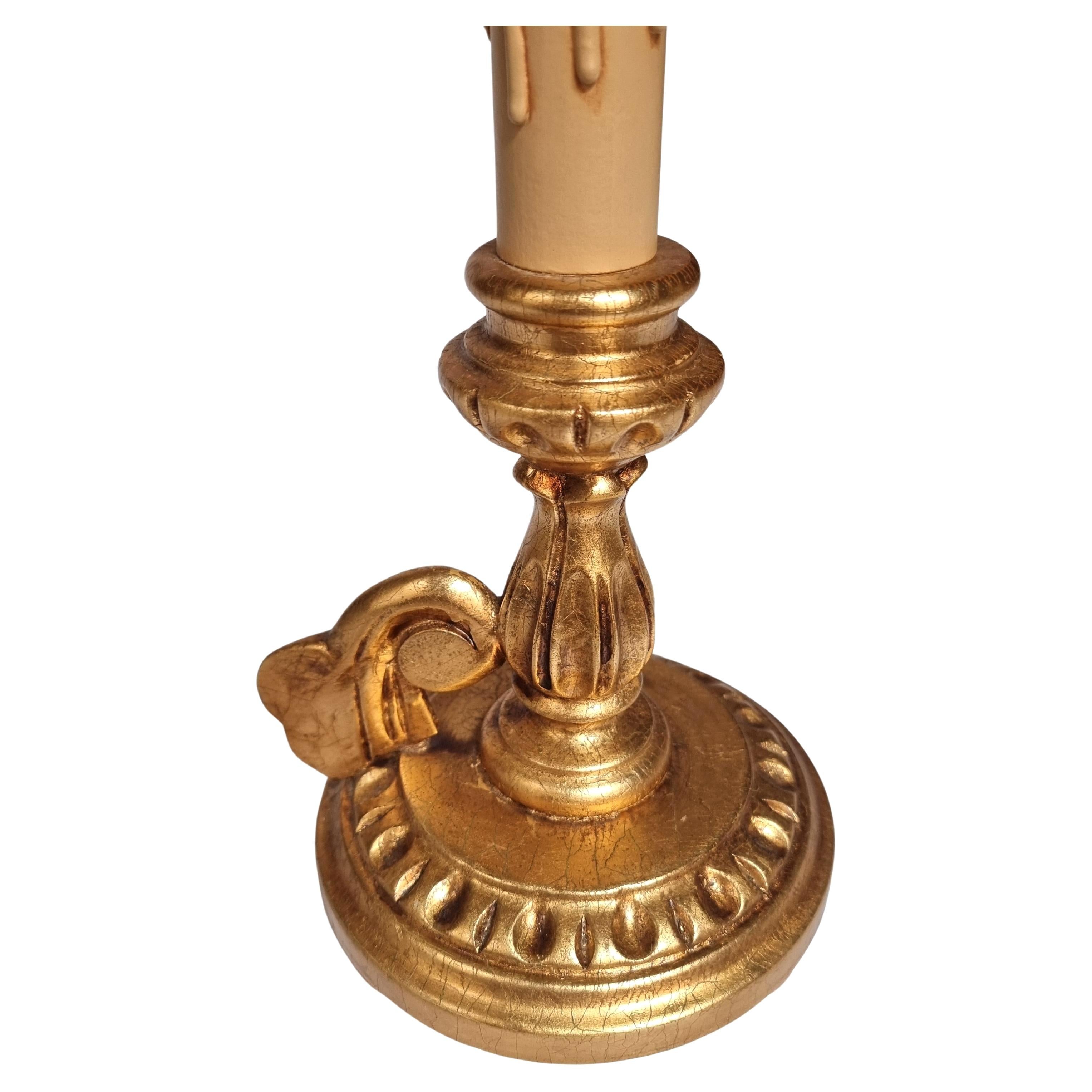 Paar italienische Blattgold-Holz-Kerzenständer-Tischlampen mit Fortuny-Lampenschirmen (Stoff) im Angebot