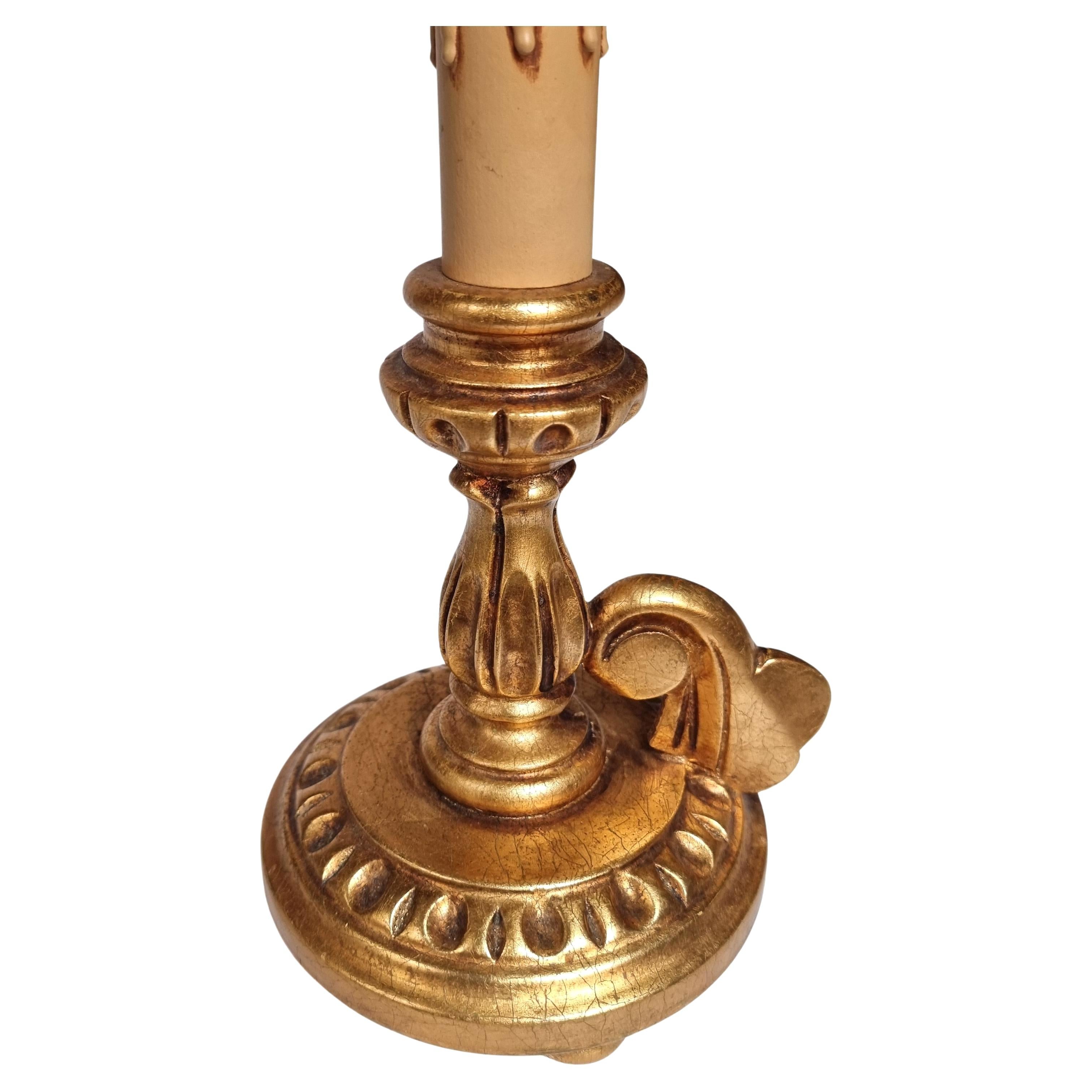 Paar italienische Blattgold-Holz-Kerzenständer-Tischlampen mit Fortuny-Lampenschirmen im Angebot 1