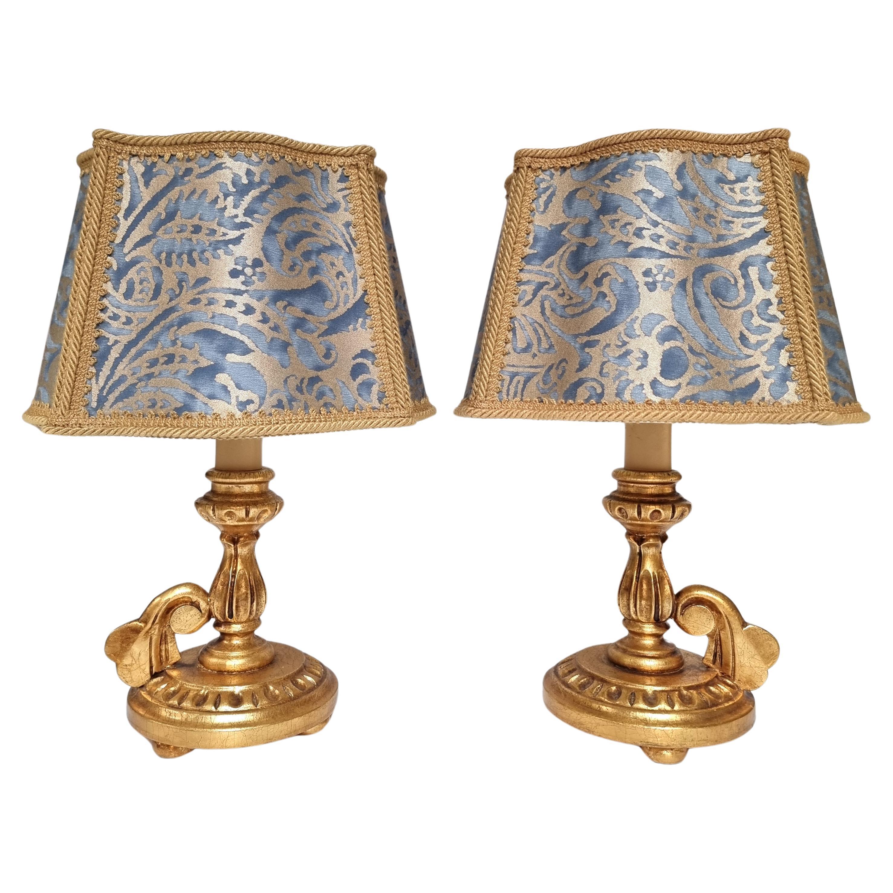 Paar italienische Blattgold-Holz-Kerzenständer-Tischlampen mit Fortuny-Lampenschirmen im Angebot
