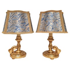 Paar italienische Blattgold-Holz-Kerzenständer-Tischlampen mit Fortuny-Lampenschirmen