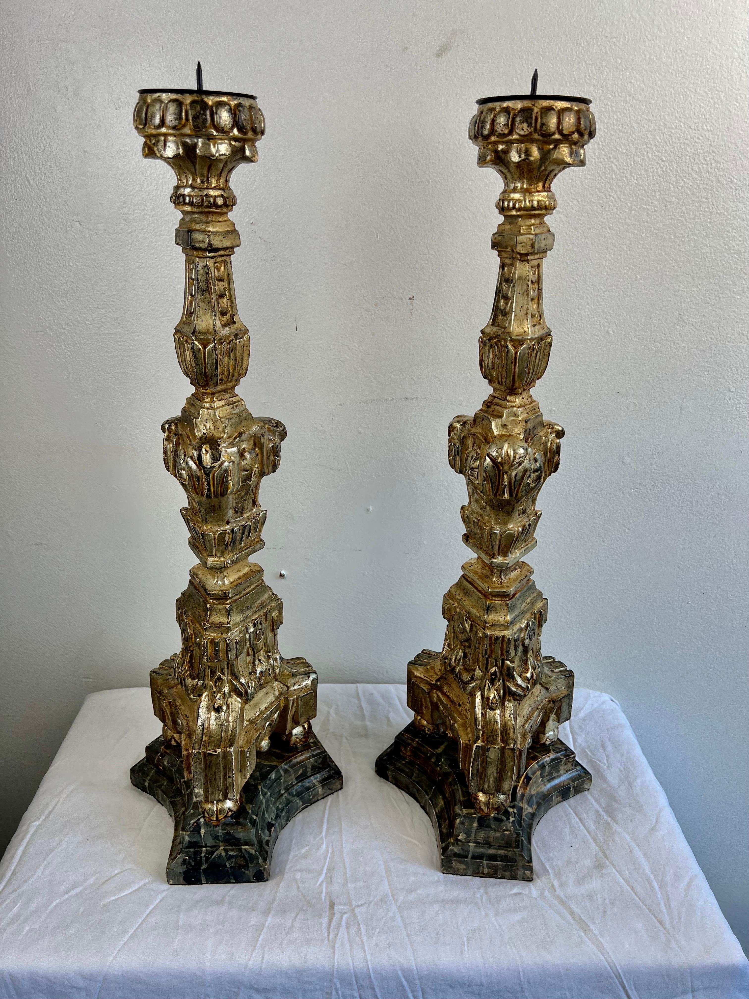 Coppia di candelieri italiani in legno dorato e argentato in vendita 1