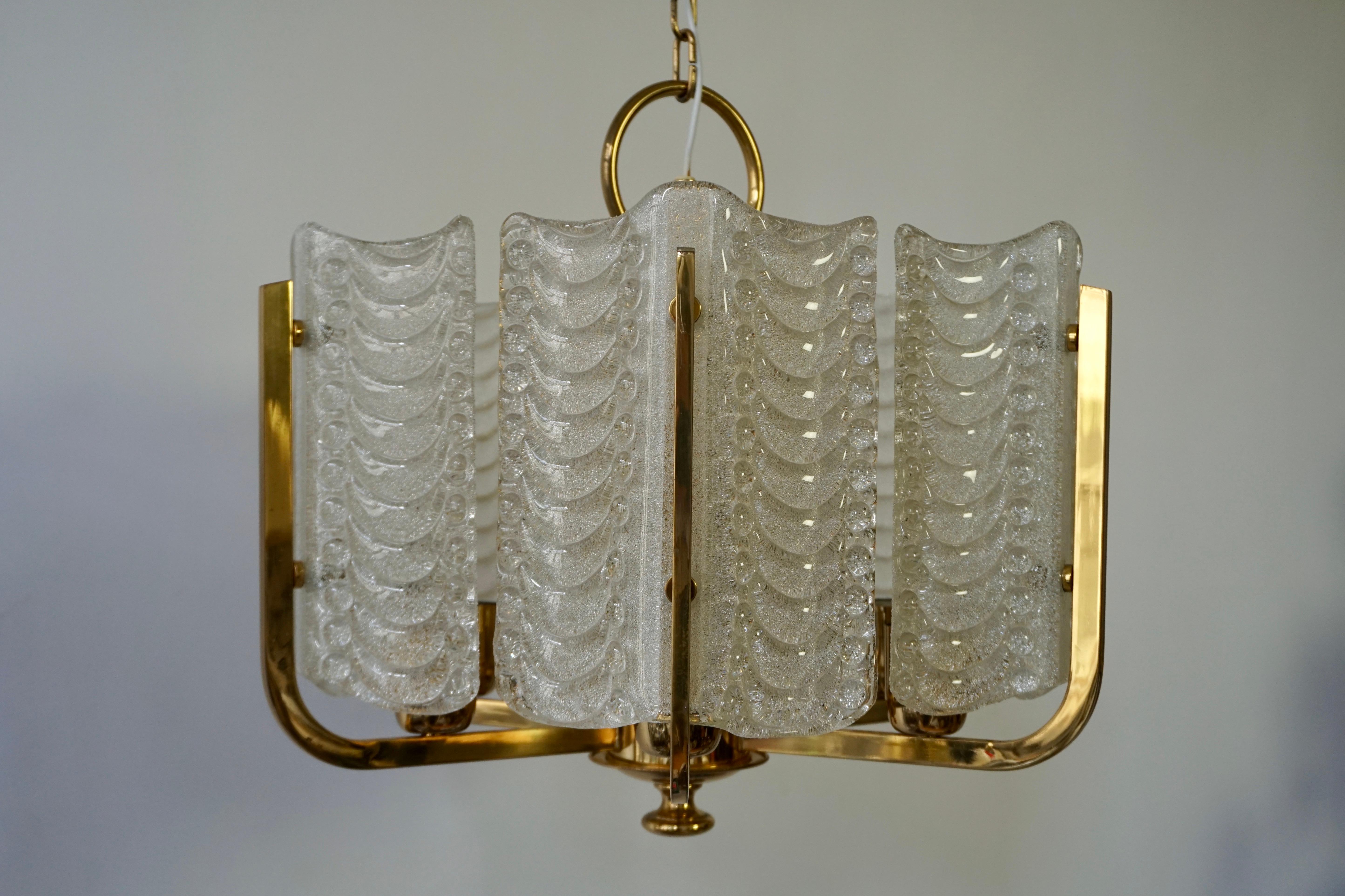 Eine hübsche Hängelampe aus gebogenem Muranoglas, die an einer Messingkette aufgehängt ist, perfekt für ein Wohnzimmer, ein Badezimmer oder einen Eingangsbereich.
Durchmesser 48 cm.
Höhe Halterung 41 cm.
Gesamthöhe 80 cm.
Sechs E27-Glühbirnen.