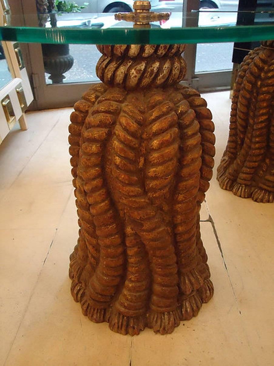 Paar italienische goldene geschnitzte Holztische mit Kristallplatte, rund, 1950er Jahre im Angebot 3