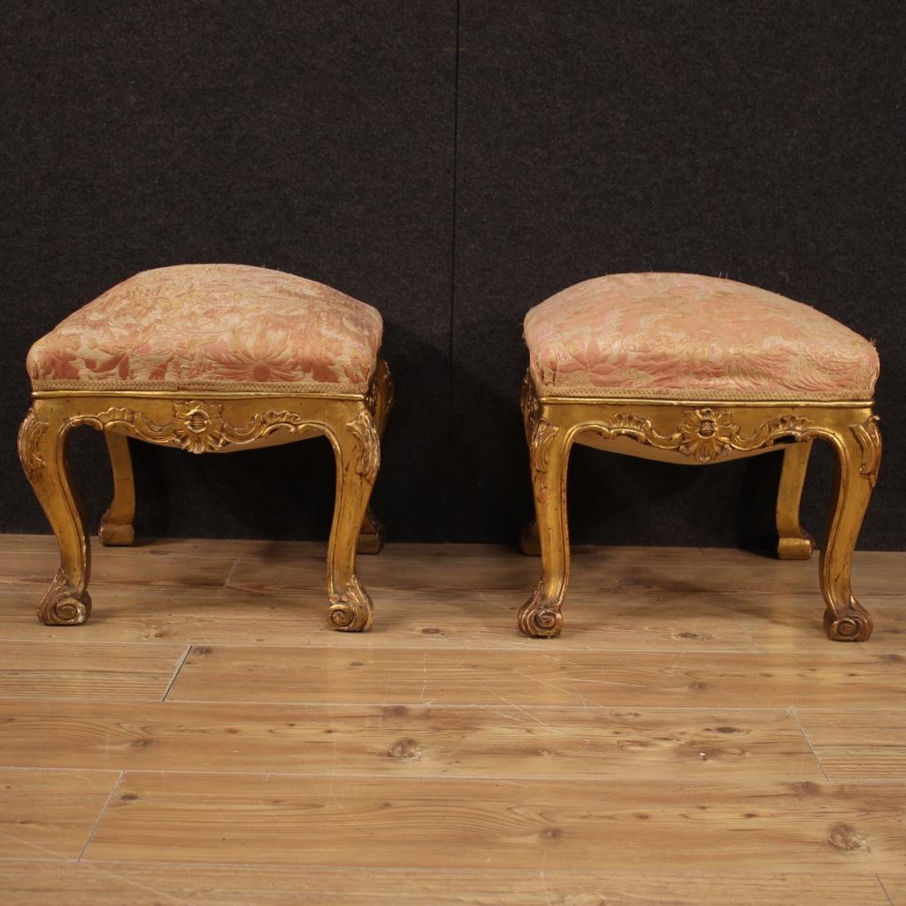 A beautiful pair of Italian golden footstools. 


Pair of Italian footstools from the mid-20th century. Furniture in carved and gilded wood of beautiful line and pleasant decor. Footstools with spring padding covered in fabric with some signs of