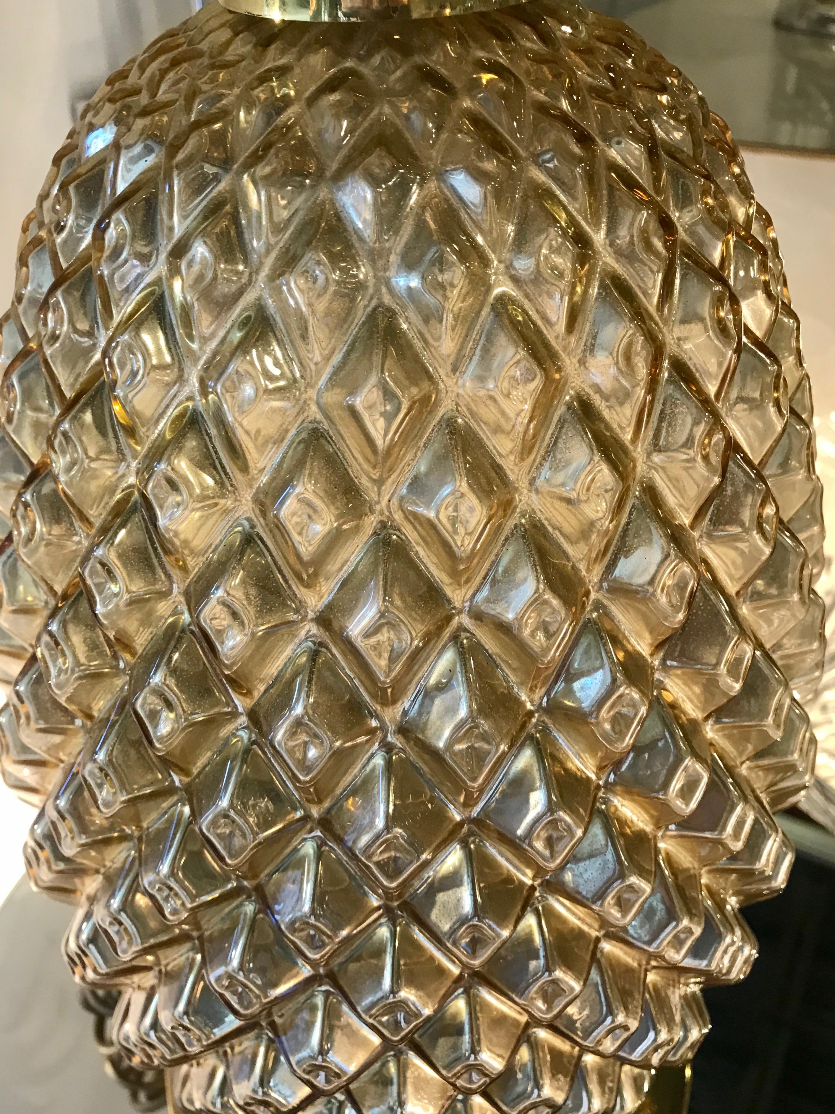 Laiton Paire de lampes de table italiennes ananas en verre doré et laiton en vente