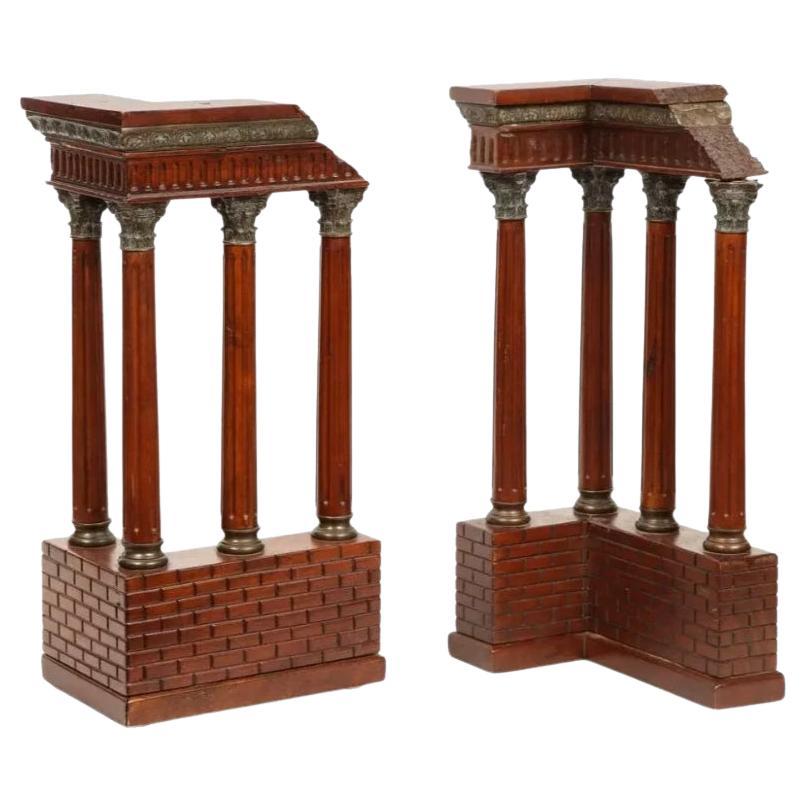 Paire de modèles néoclassiques de ruines romaines en bois d'acajou et bronze de style Grand Tour italien