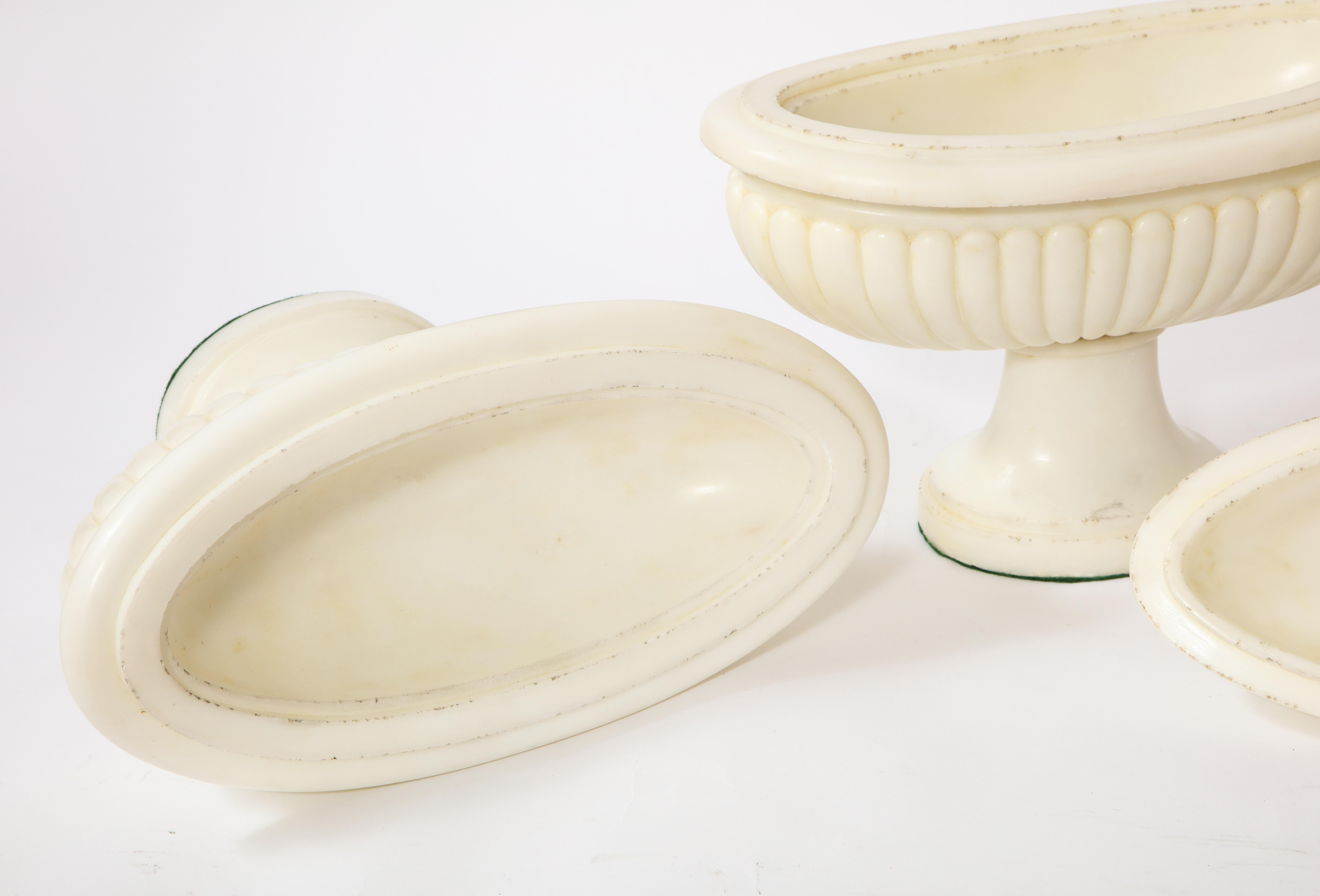 Pair of Italian Grand-Tour Neoclassical Hand-Carved Carrara Marble Covered Bowls For Sale 4