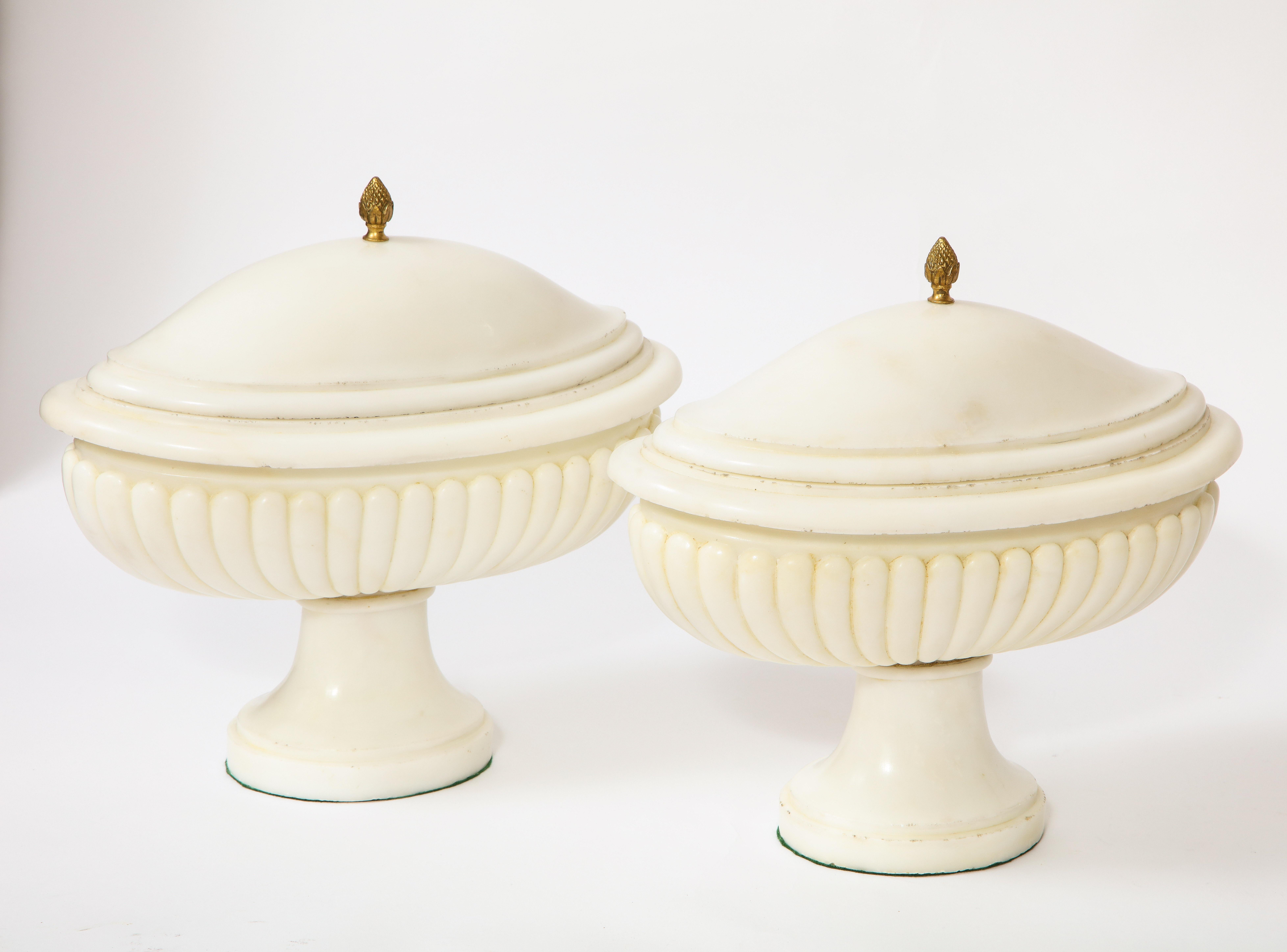 Gilt Pair of Italian Grand-Tour Neoclassical Hand-Carved Carrara Marble Covered Bowls For Sale