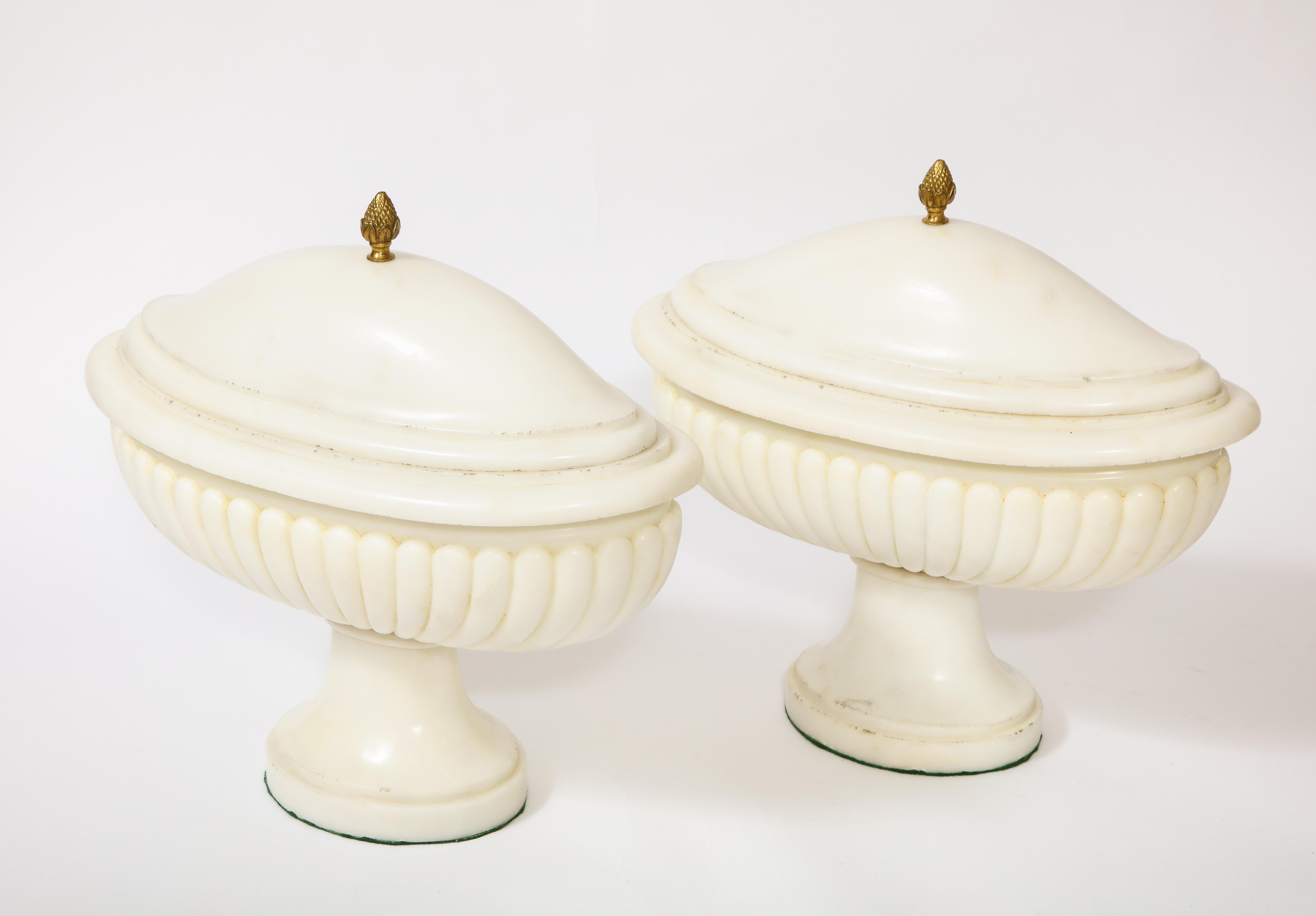 Pair of Italian Grand-Tour Neoclassical Hand-Carved Carrara Marble Covered Bowls In Good Condition For Sale In New York, NY