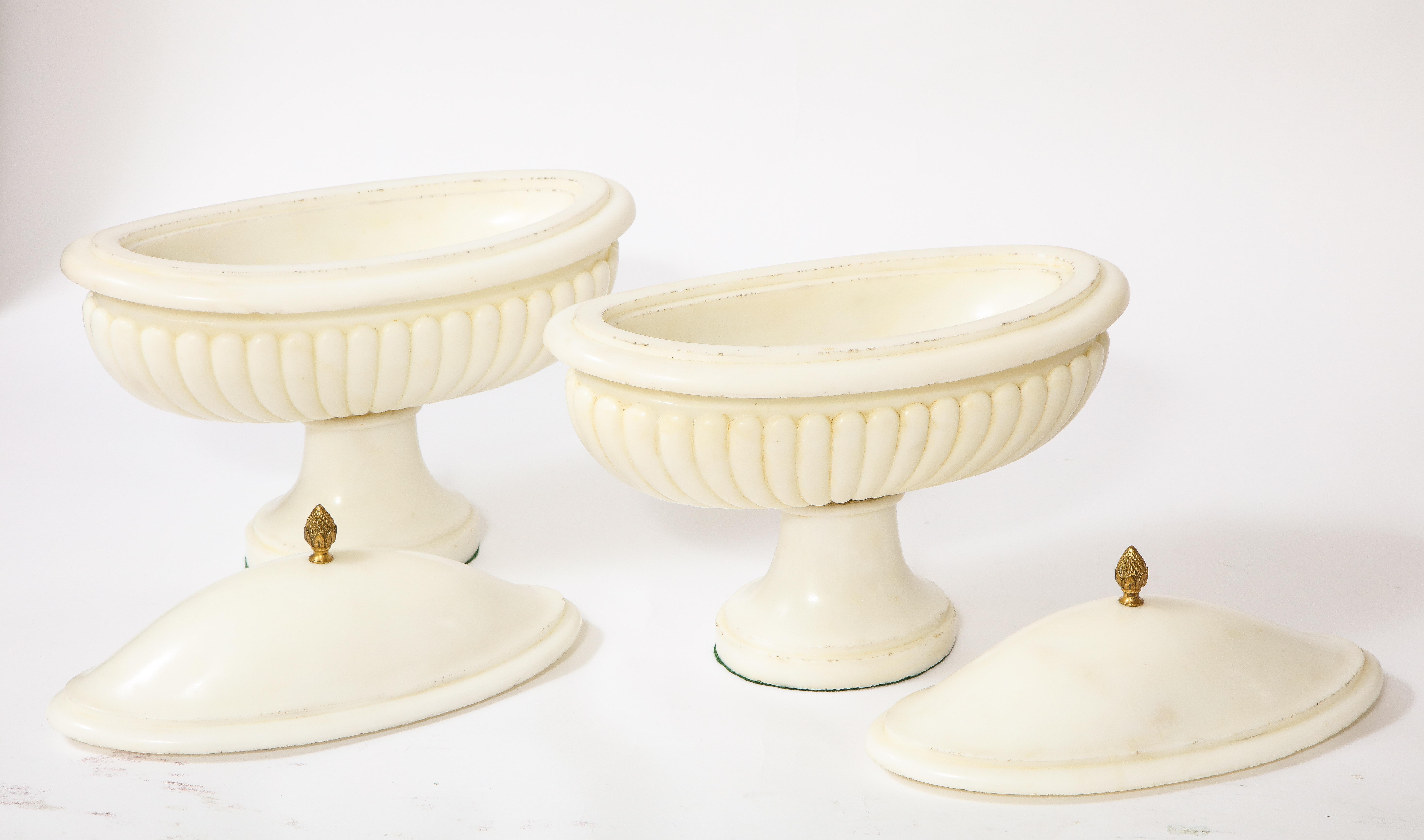 Pair of Italian Grand-Tour Neoclassical Hand-Carved Carrara Marble Covered Bowls For Sale 1