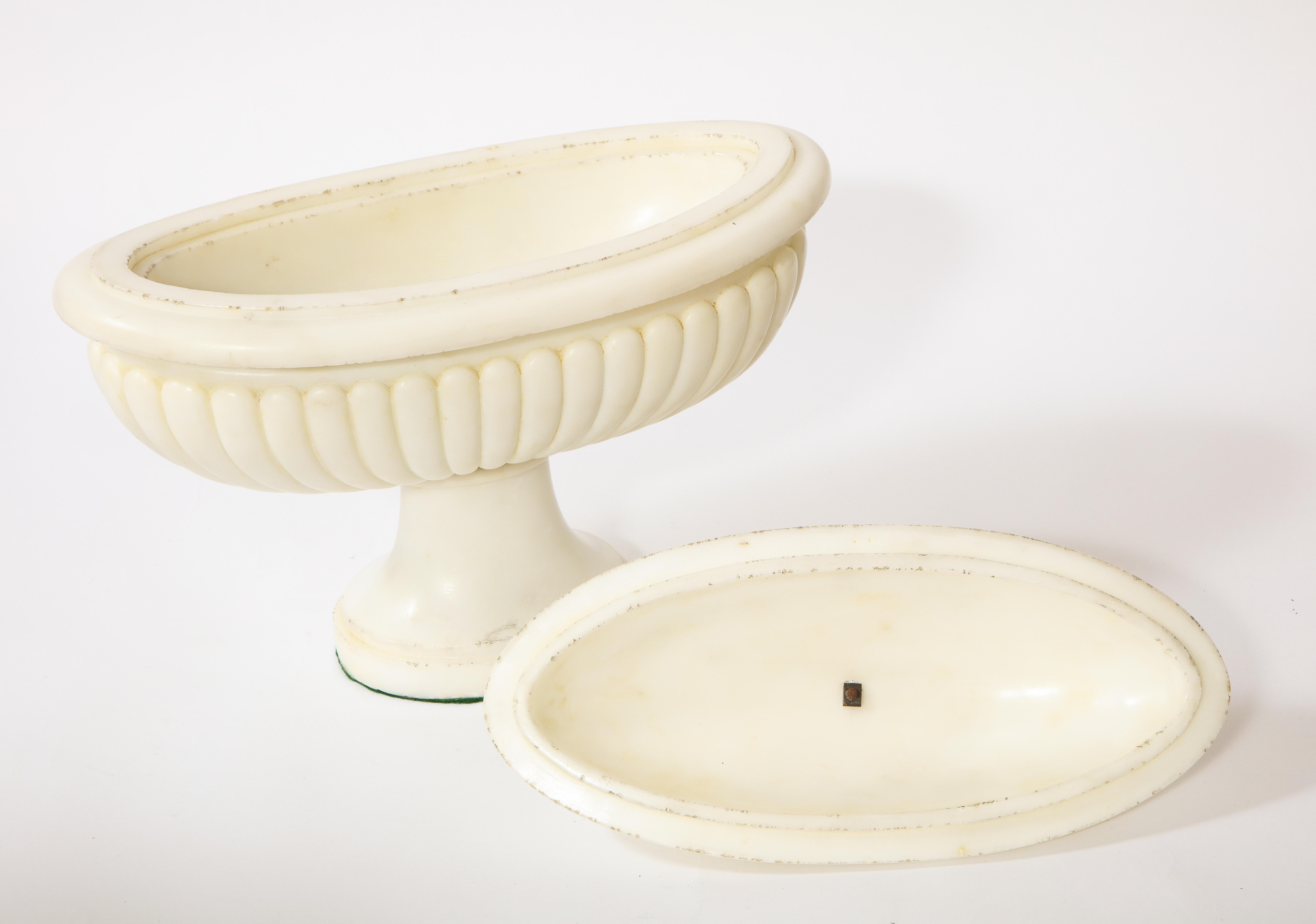 Pair of Italian Grand-Tour Neoclassical Hand-Carved Carrara Marble Covered Bowls For Sale 3