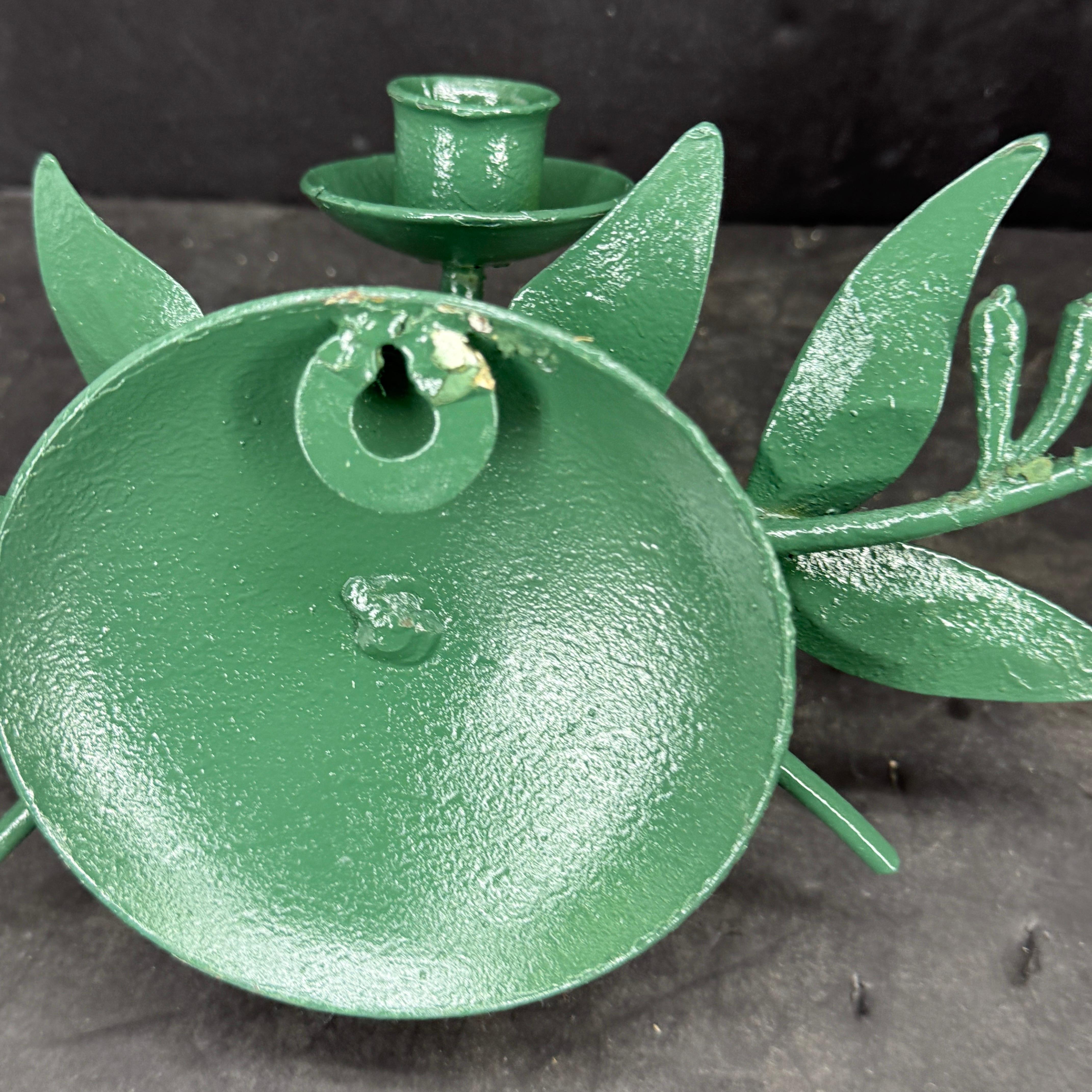 Pair of Italian Green Painted Laurel Leaf Candle Wall Sconces en vente 2