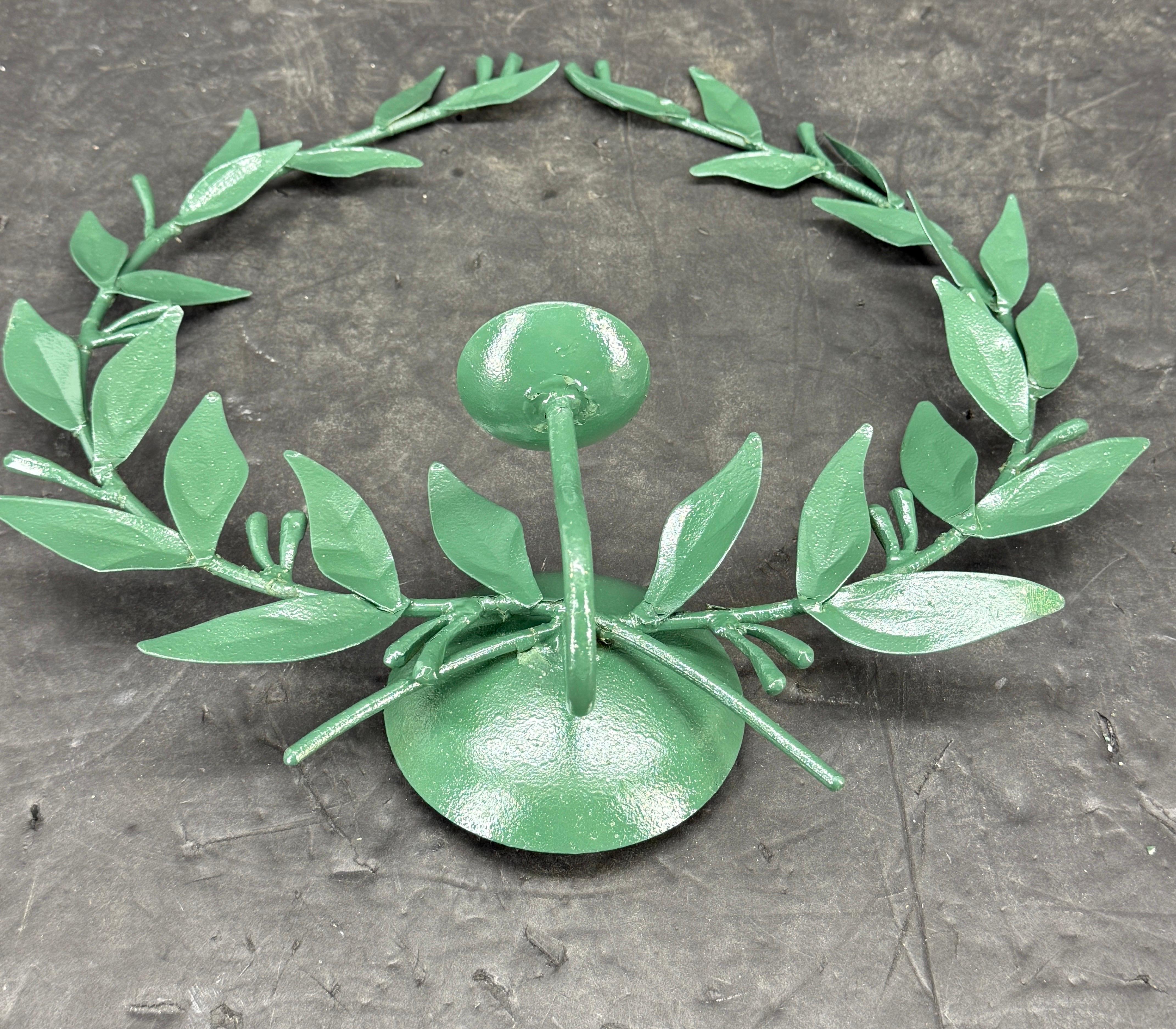 Pair of Italian Green Painted Laurel Leaf Candle Wall Sconces en vente 3