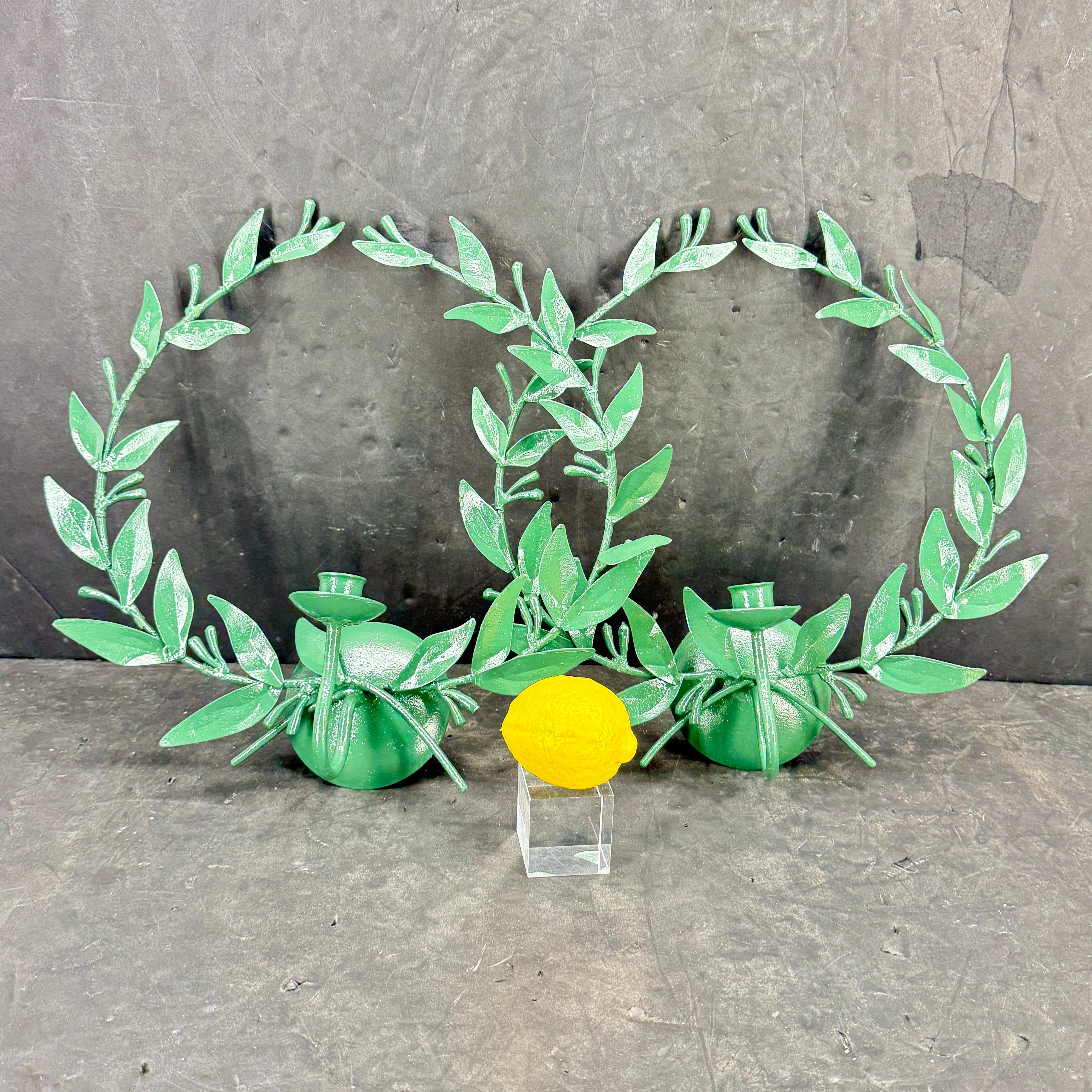 Charmante paire d'appliques murales avec de beaux détails. La finition peinte en vert de cette paire a un aspect classique très agréable. Ces objets embelliront certainement un couloir, une salle à manger ou un salon. 