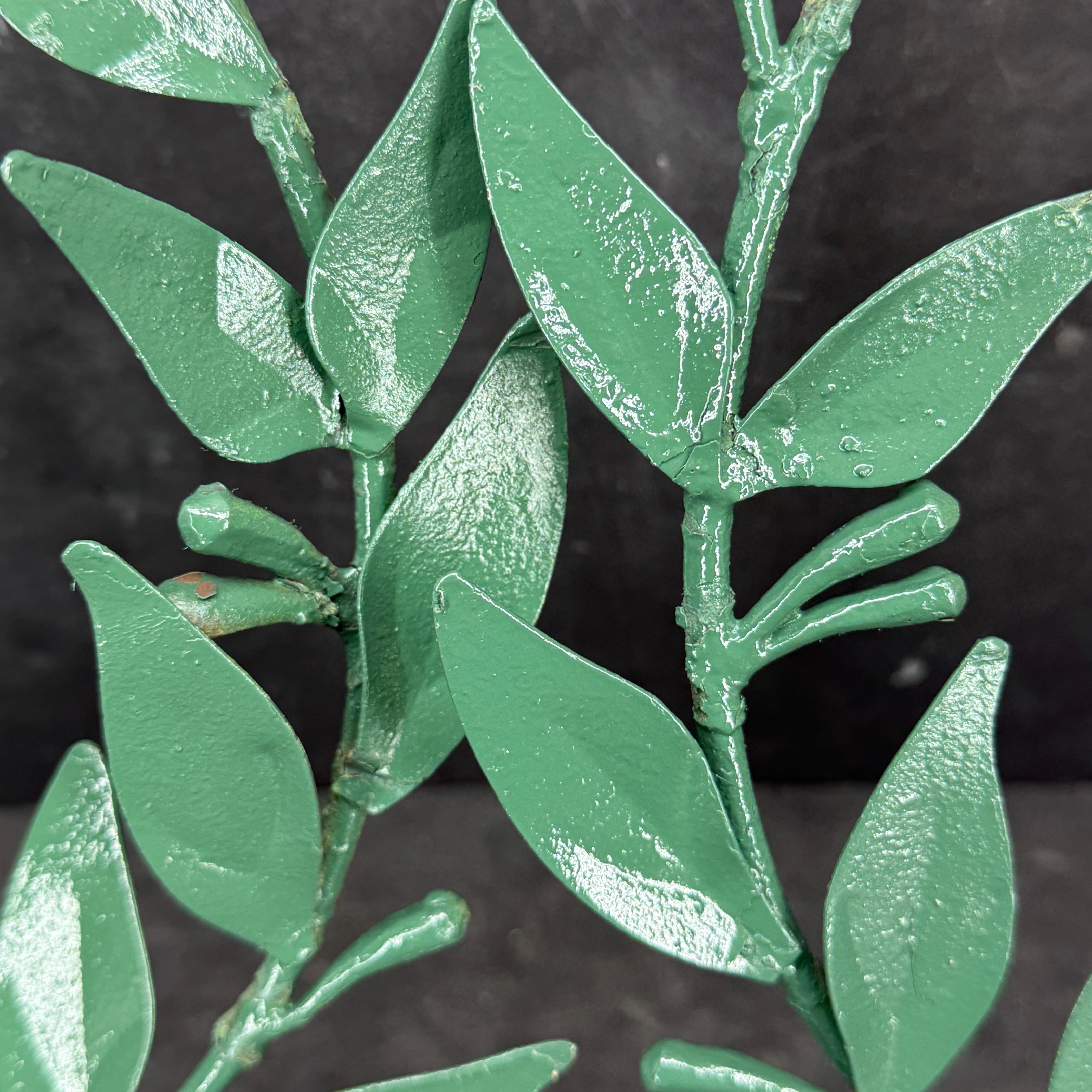 Mid-Century Modern Pair of Italian Green Painted Laurel Leaf Candle Wall Sconces en vente