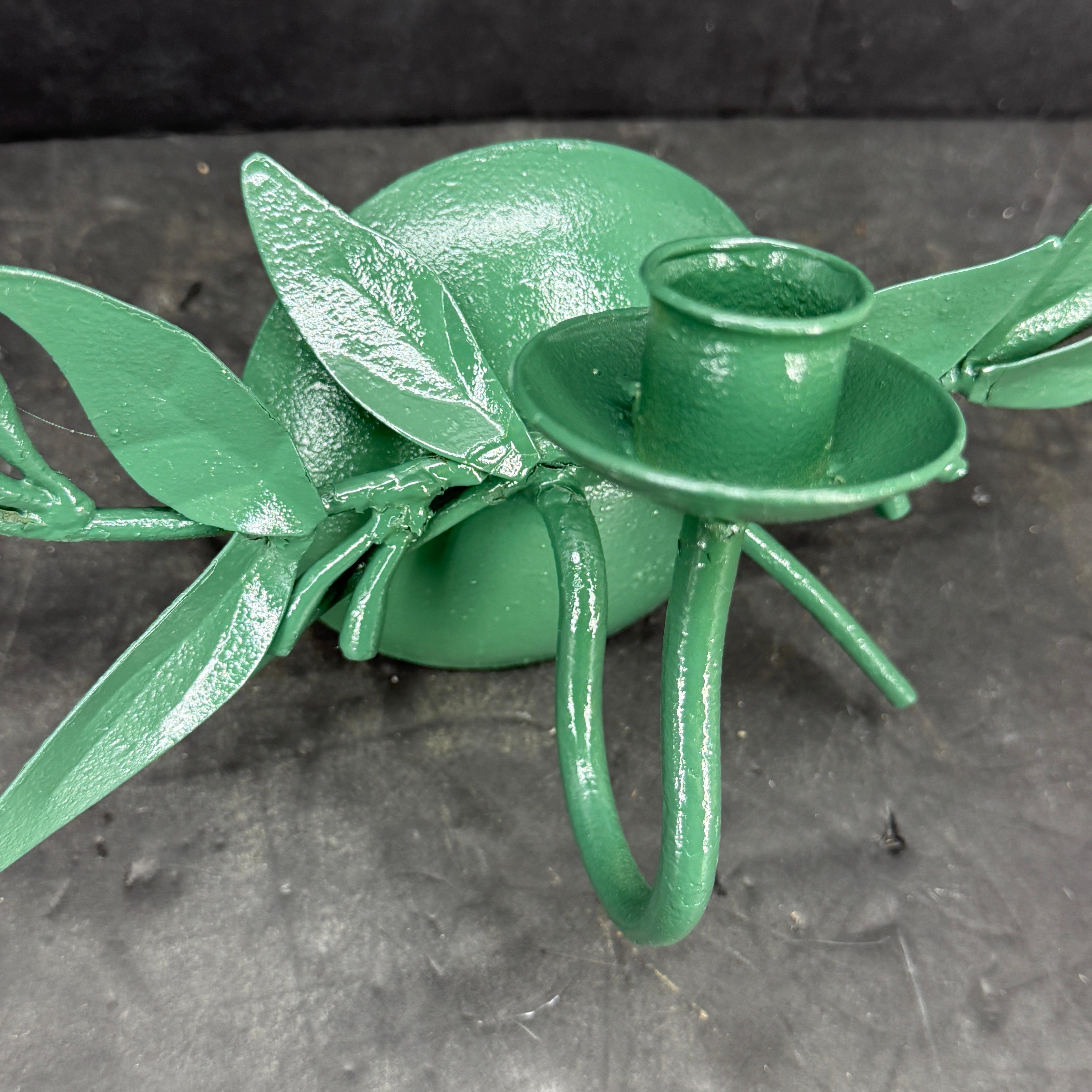 italien Pair of Italian Green Painted Laurel Leaf Candle Wall Sconces en vente