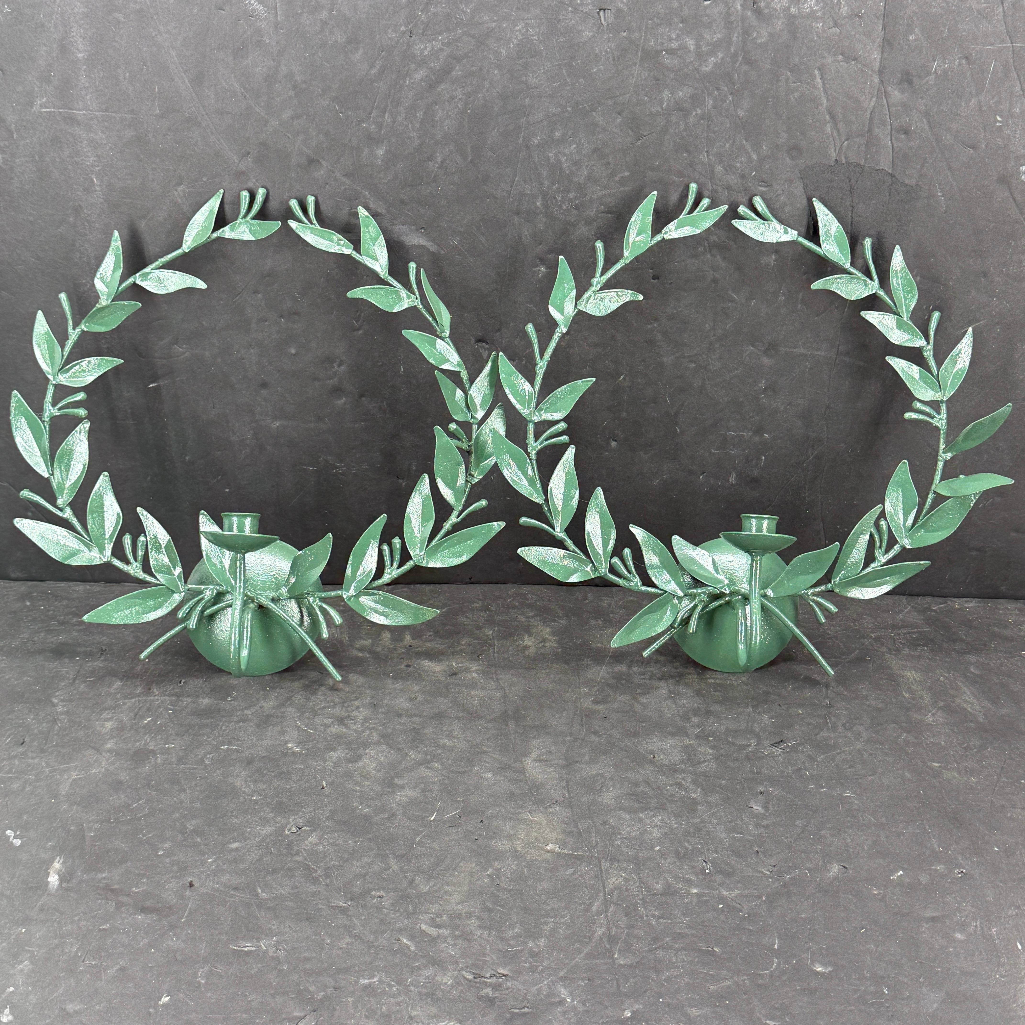Fait main Pair of Italian Green Painted Laurel Leaf Candle Wall Sconces en vente